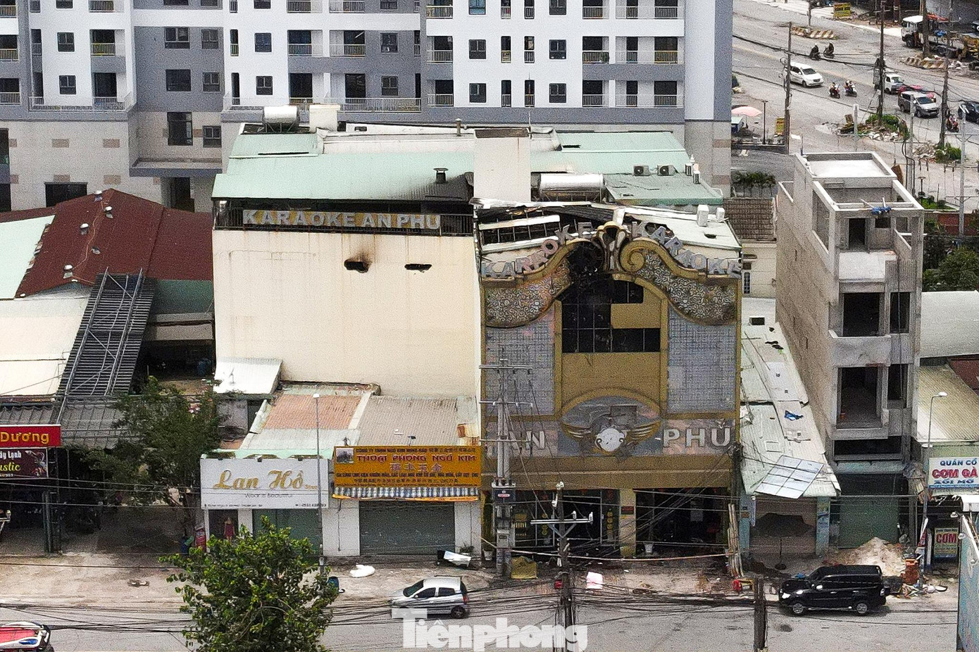 Cơ sở được thiết kế, xây dựng trên tổng diện tích sàn 1.500m2 gồm 3 tầng (1 trệt, 2 lầu, 1 sân thượng) trong đó có 29 phòng hát và 1 phòng kho. Cơ sở hoạt động từ năm 2016 có đăng ký đầy đủ các hồ sơ, thủ tục pháp lý. Cơ sở được thiết kế, xây dựng trên tổng diện tích sàn 1.500m2 gồm 3 tầng (1 trệt, 2 lầu, 1 sân thượng) trong đó có 29 phòng hát và 1 phòng kho. Cơ sở hoạt động từ năm 2016 có đăng ký đầy đủ các hồ sơ, thủ tục pháp lý.