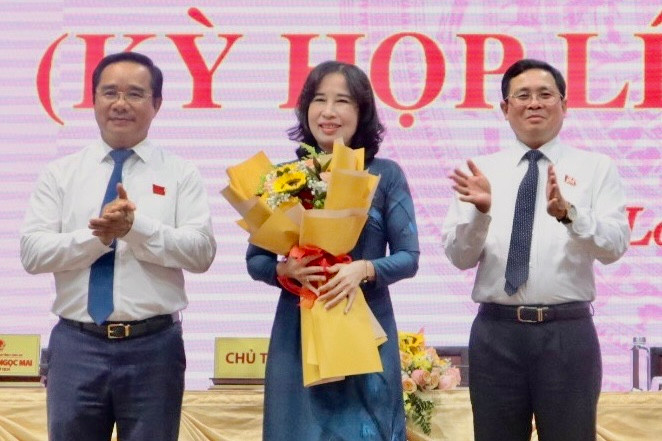 Thường trực HĐND tỉnh tặng hoa chúc mừng bà Đặng Thị Ngọc Mai. Thường trực HĐND tỉnh tặng hoa chúc mừng bà Đặng Thị Ngọc Mai.