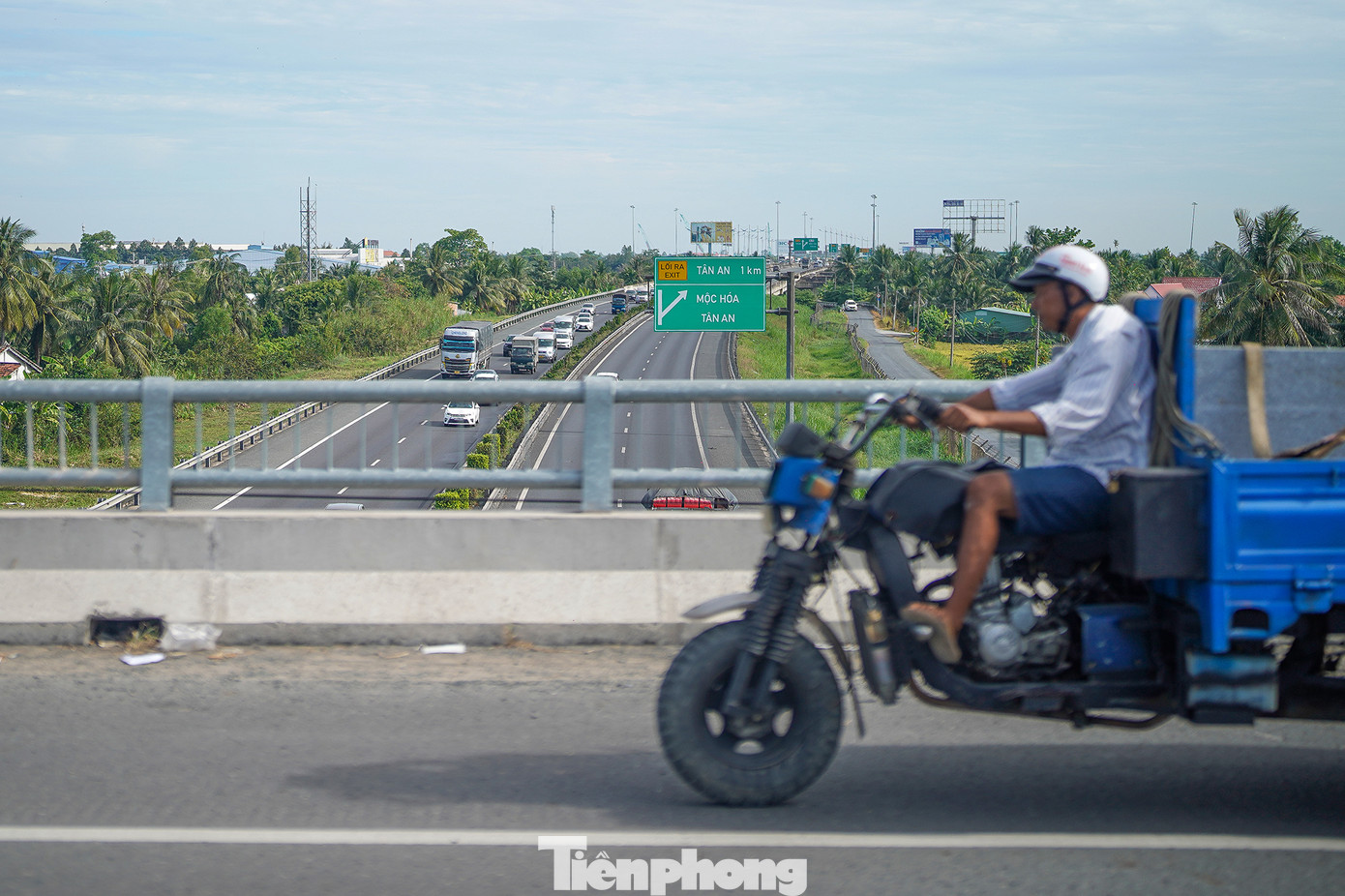 Đường vành đai thông xe sẽ là bước tiến quan trọng trong vấn đề kết nối giao thương khu vực. Trong ảnh, một bác tài ba gác đang di chuyển qua đoạn cầu vượt cắt ngang cao tốc TPHCM - Trung Lương.