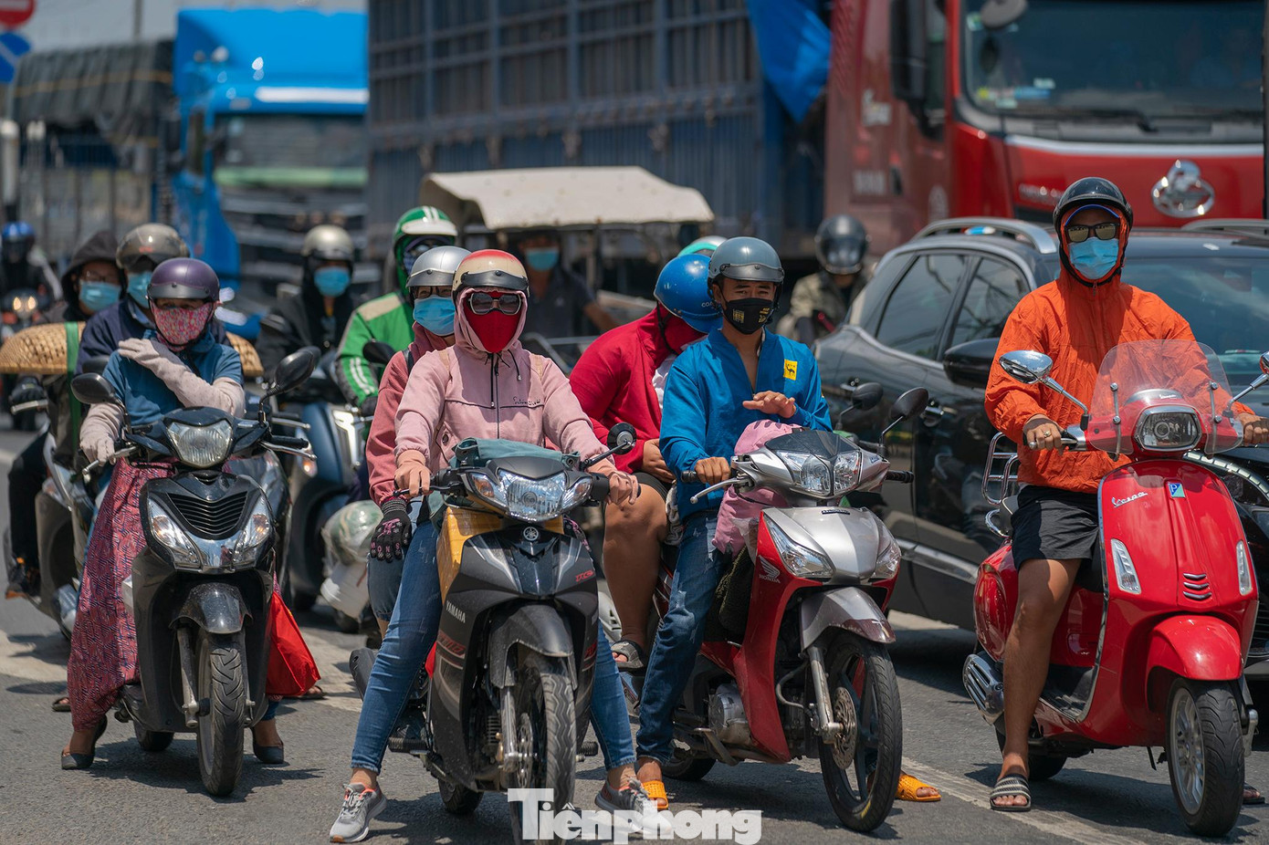 Tại nút giao Quốc lộ 1A - Bùi Thanh Khiết (huyện Bình Chánh), lượng phương tiện di chuyển về các tỉnh miền Tây tuy có đông đúc nhưng không xảy ra ùn ứ.