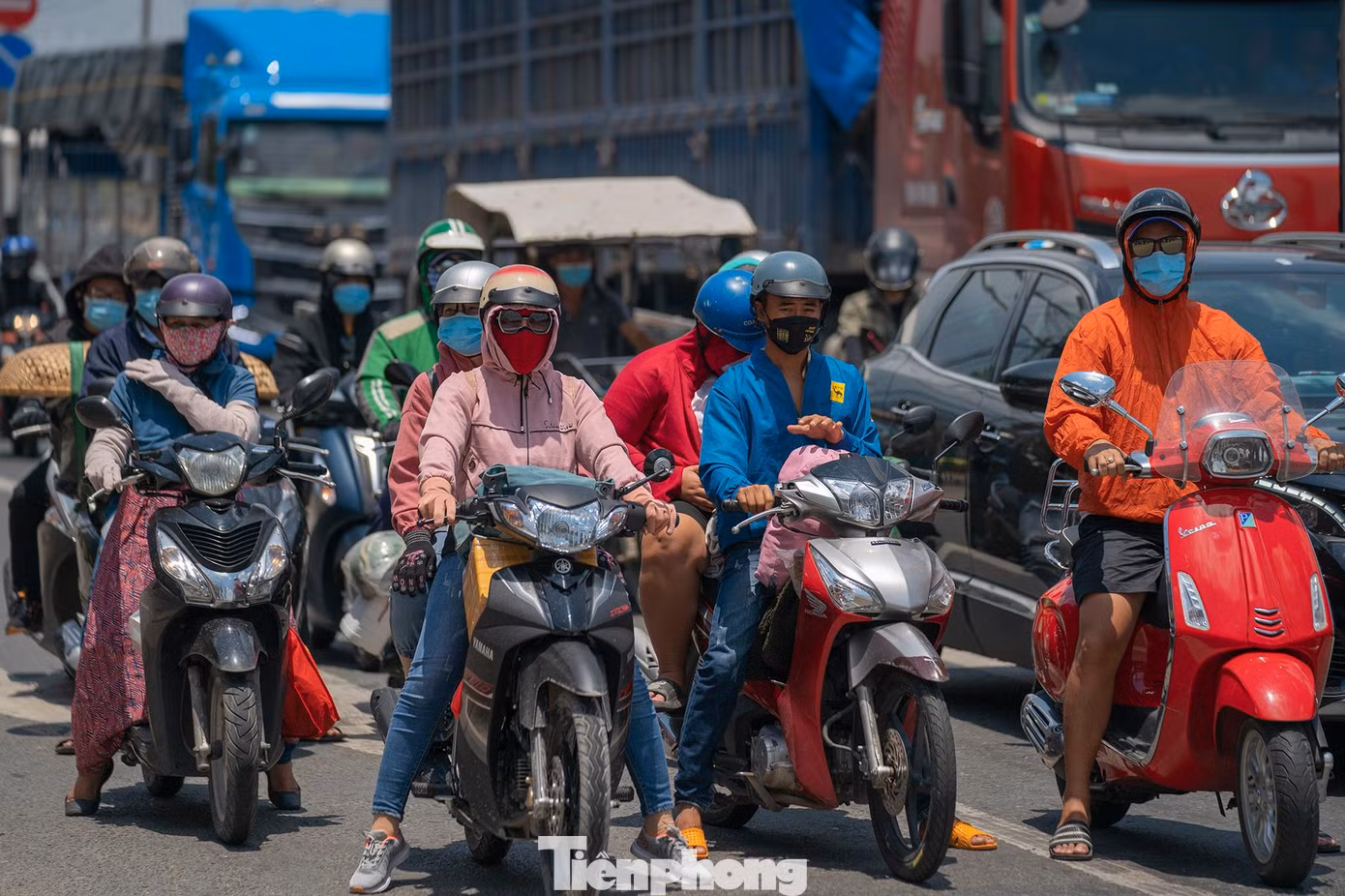 Tại nút giao Quốc lộ 1A - Bùi Thanh Khiết (huyện Bình Chánh), lượng phương tiện di chuyển về các tỉnh miền Tây tuy có đông đúc nhưng không xảy ra ùn ứ.