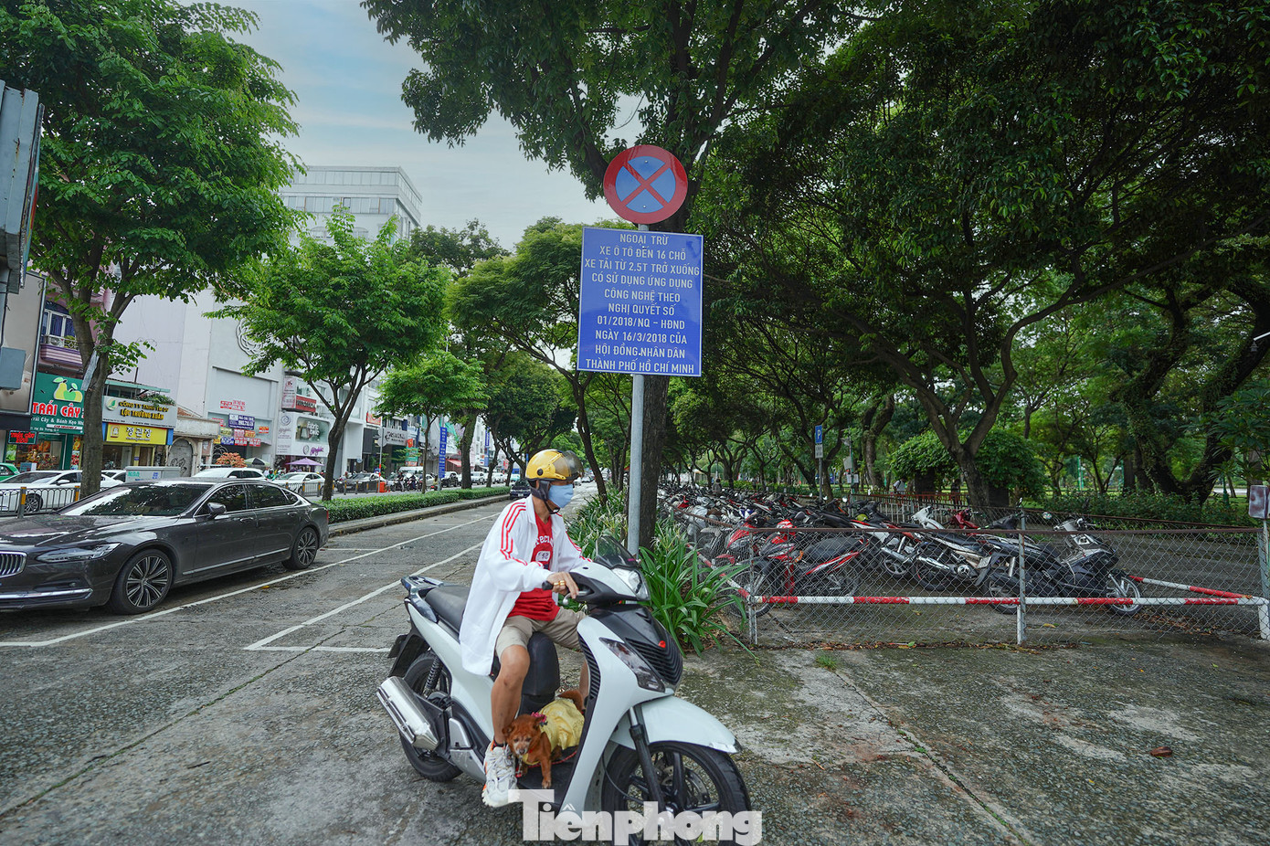 Mặt tiền công viên có tổ chức đậu xe có thu phí. Trong ảnh, bên phải là bãi xe máy, bên trái là phần đường thu phí dành cho ô tô.