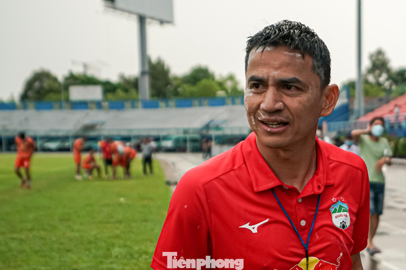 Khác với kỳ vọng, HAGL khởi đầu mùa này chậm chạp. Ở V-League, sau bốn vòng họ chỉ giành ba điểm (ba hoà và một thua). Ở vòng 1/8 Cup Quốc gia, họ phải nhờ đến loạt luân lưu mới có thể đánh bại Hà Tĩnh trên sân Pleiku hôm 9/4. Dù vậy, HLV Kiatisuk vẫn lạc quan: &quot;Chưa đạt phong độ cao tại V-League, nhưng chúng tôi đã sẵn sàng cho AFC Champions League, bởi hai đấu trường có hai sự chuẩn bị khác nhau. Việc chạm trán các đội mạnh là cơ hội tốt cho các cầu thủ, và chúng tôi vẫn đề ra mục tiêu vượt qua vòng bảng&quot;.