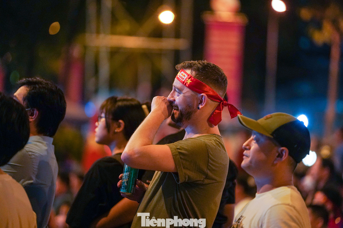 Một cổ động viên thể hiện sự tiếc nuối khi đội tuyển bị thủng lưới bàn thua thứ 2. Phút 64, tình huống rất nhạy cảm khi cầu thủ Thái Lan thoát xuống trống trải từ bẫy việt vị của Việt Nam. Sarach Yooyen đã không bỏ lỡ cơ hội ngon ăn này, ghi bàn thứ 2 cho Thái Lan. Một cổ động viên thể hiện sự tiếc nuối khi đội tuyển bị thủng lưới bàn thua thứ 2. Phút 64, tình huống rất nhạy cảm khi cầu thủ Thái Lan thoát xuống trống trải từ bẫy việt vị của Việt Nam. Sarach Yooyen đã không bỏ lỡ cơ hội ngon ăn này, ghi bàn thứ 2 cho Thái Lan.