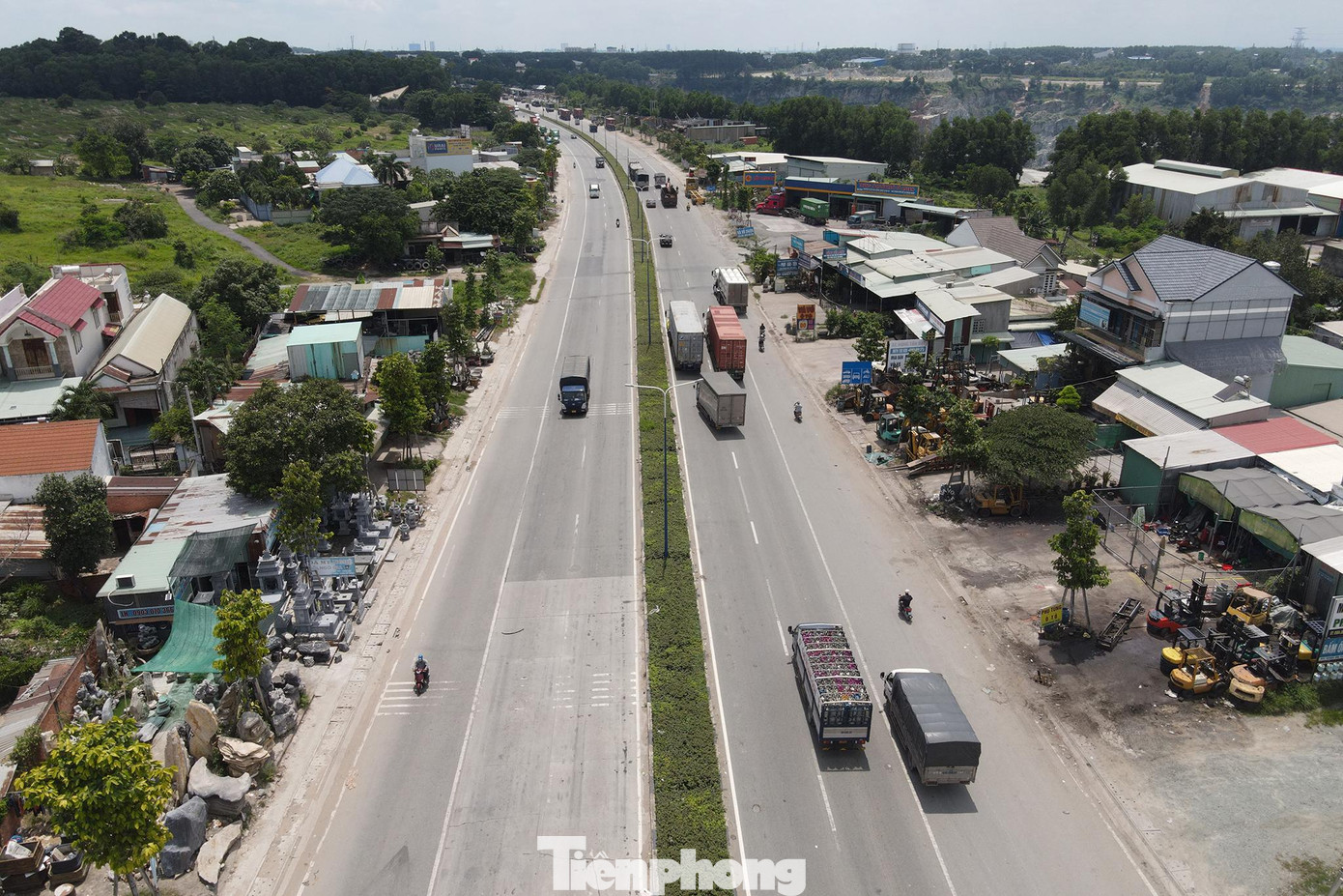 Tuyến Vành đai 3 đoạn Tân Vạn cơ bản hình thành 6 làn đường. Về sự cần thiết, theo ông Phan Văn Mãi, hồ sơ đã đề cập rất rõ. “Đường Vành đai 3 được triển khai sớm hoàn thành sẽ giúp TPHCM, các tỉnh trong khu vực dự án, đặc biệt là vùng trọng điểm phía Nam giải quyết điểm nghẽn về giao thông, đồng thời mở ra tuyến giao thông chiến lược. Nếu có vành đai 3 thì việc &apos;xuyên tâm&apos; TPHCM và một số vị trí trên các địa phương trong vùng dự án sẽ được giải quyết; tạo ra dòng lưu thông thông suốt hơn, thời gian di chuyển ngắn hơn, giảm chi phí logistic”, ông Mãi lý giải, đồng thời lưu ý, việc hoàn thiện vành đai 3 không chỉ là vấn đề giao thông, mà là kết nối vùng, mở ra không gian phát triển mới và tạo động lực mới cho khu vực kinh tế trọng điểm phía Nam trong thời gian tới.