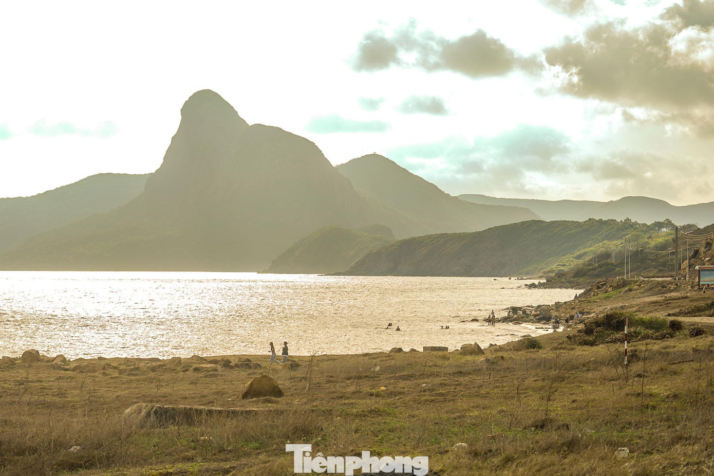 Ráng chiều Bến Đầm. Ráng chiều Bến Đầm.