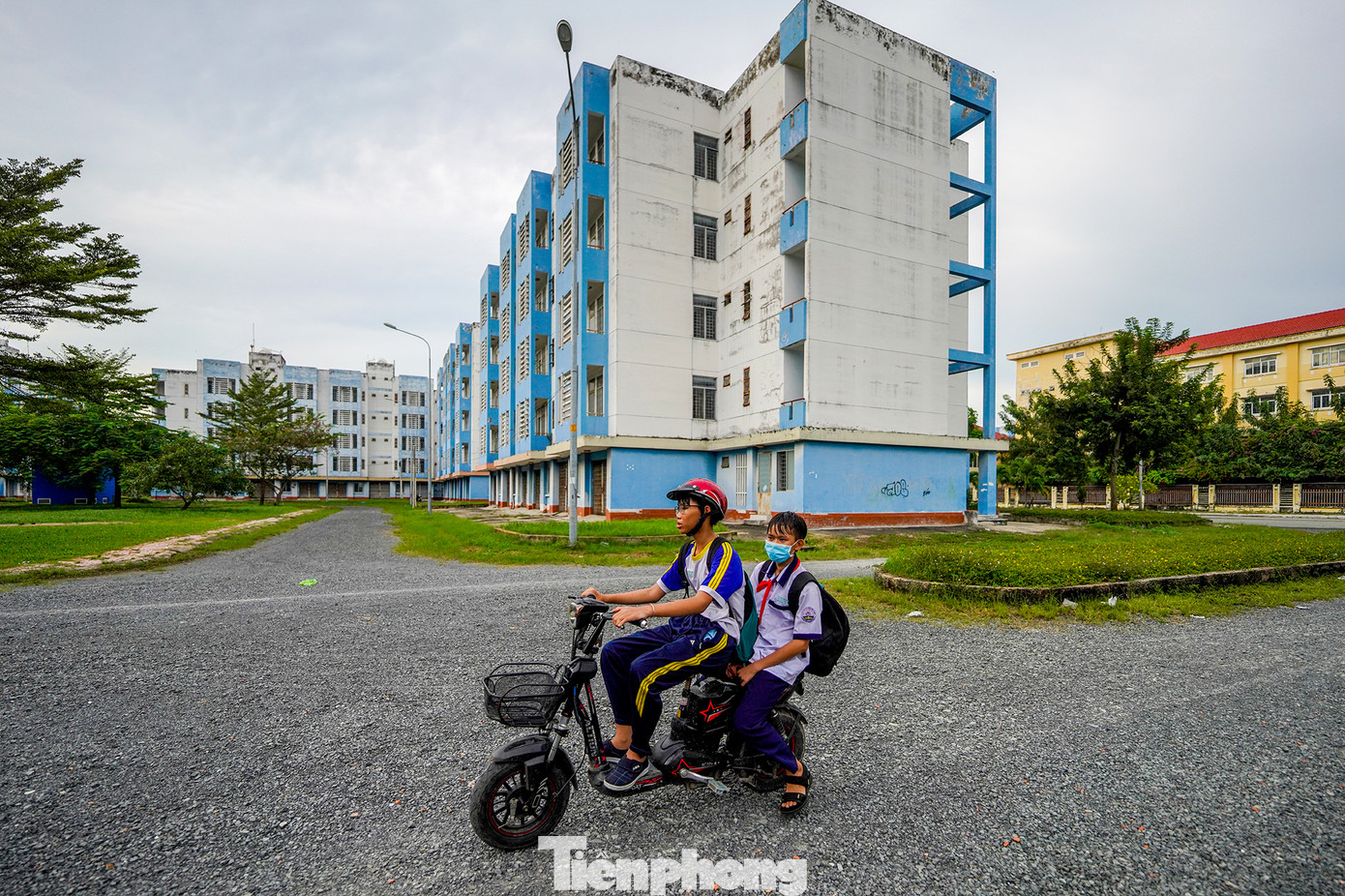 "Mọi người thấy mấy căn ở đây đóng cửa bỏ không chứ thực ra đều có chủ. Nhưng họ không về ở. Có thể họ có nhà chỗ khác, hoặc chỗ làm việc ở quận trung tâm, cách xa khu này nên không về ở.", anh Tâm (tên nhân vật được thay đổi) chia sẻ.