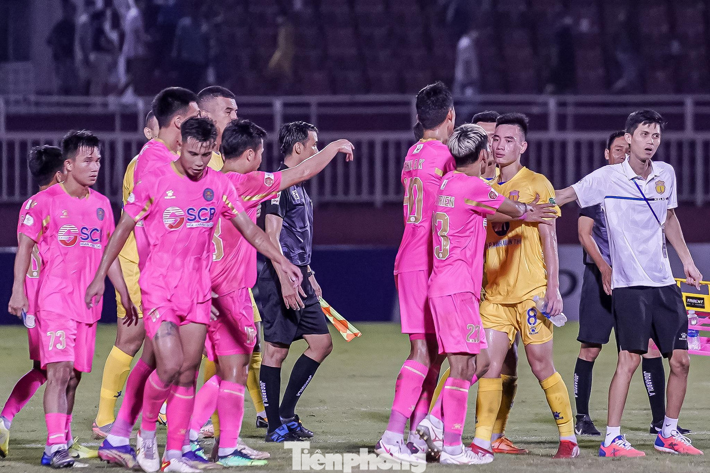 Trận đấu kịch tính đến khi trọng tài đã thổi còi kết thúc trận đấu, cầu thủ hai bên lao vào nhau nhưng được can ngăn.