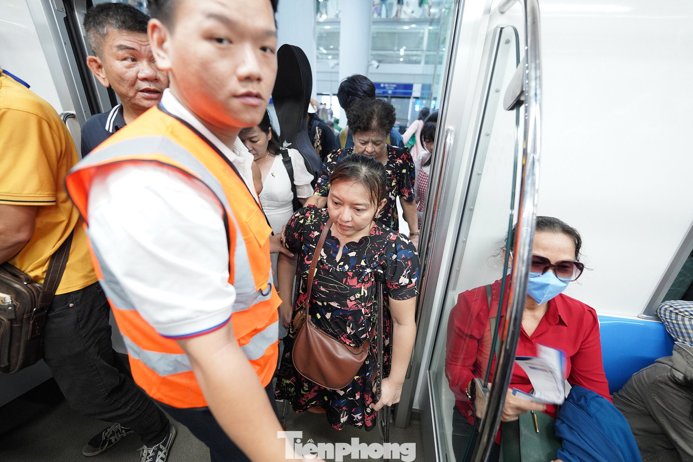 Chị Châu Kim Thanh (TP Thủ Đức) háo hức cùng mẹ và gia đình tham gia trải nghiệm ngày đầu tiên Metro số 1 vận hành.