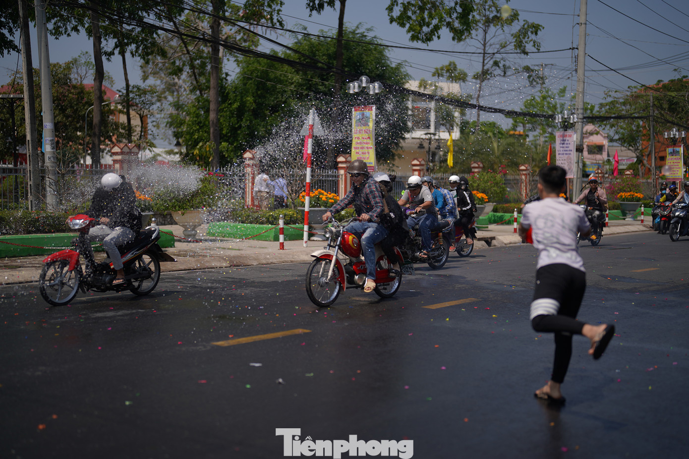 Các bạn trẻ hoá trang thành ma quỷ thường sử dụng các loại xe máy phân khối lớn, độ chế để lạng lách, hò hét để thu hút người khác tạt nước vào mình "Tạt cho bốc khói máy xe luôn", một người tạt nước nói.