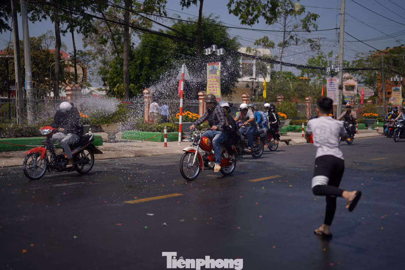 Các bạn trẻ hoá trang thành ma quỷ thường sử dụng các loại xe máy phân khối lớn, độ chế để lạng lách, hò hét để thu hút người khác tạt nước vào mình "Tạt cho bốc khói máy xe luôn", một người tạt nước nói.