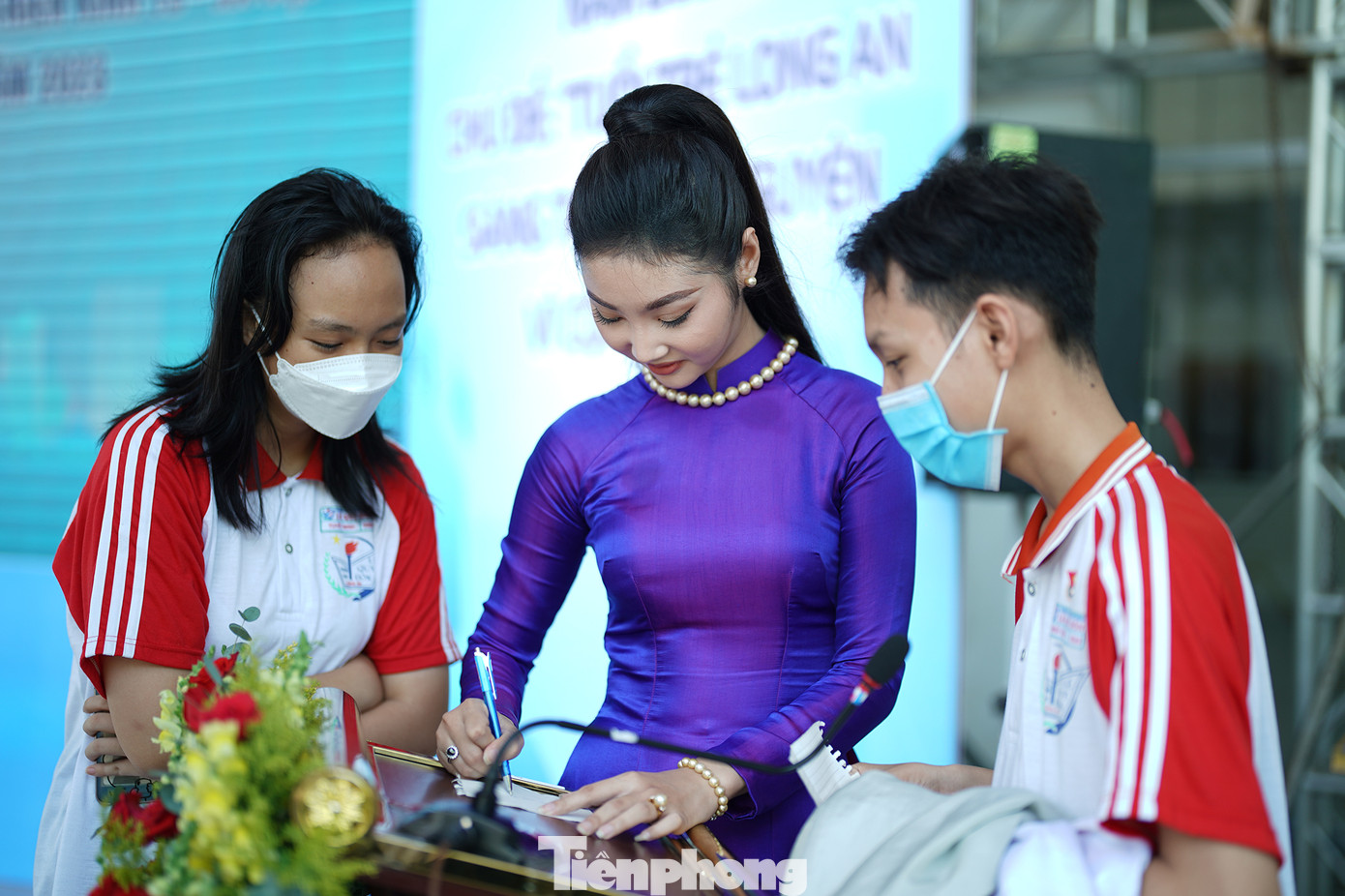 Các bạn học sinh trường PTTH Lê Quý Đôn vây quanh người đẹp để xin chữ ký, chụp ảnh lưu niệm... Các bạn học sinh trường PTTH Lê Quý Đôn vây quanh người đẹp để xin chữ ký, chụp ảnh lưu niệm...