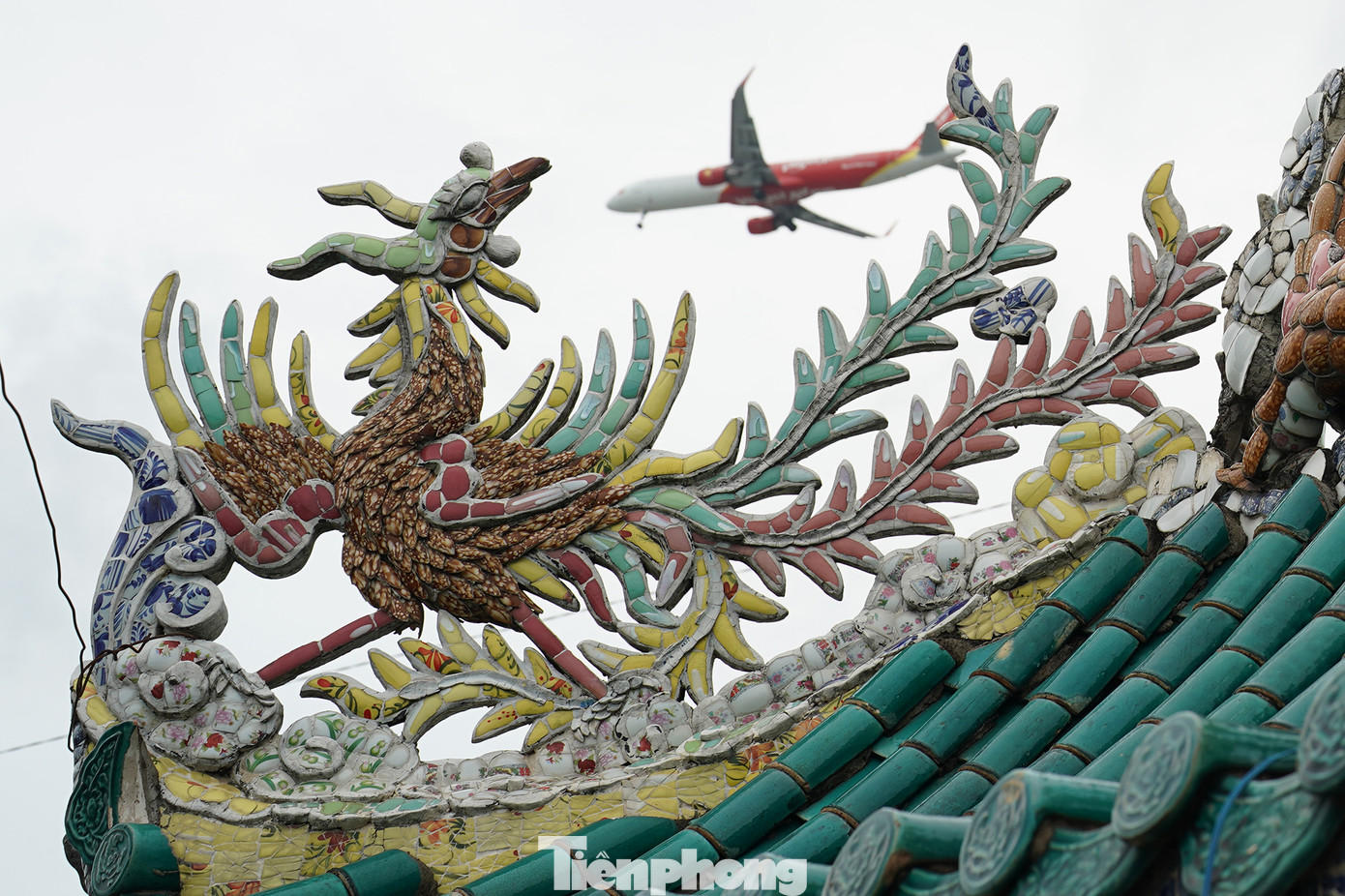 Ở các công trình tâm linh thường thấy các mũi vút cong, phần mái thường được trang trí bằng hình rồng thì ngôi miếu này có thêm hình tượng chim phượng và được phủ kín bằng sành, sứ.