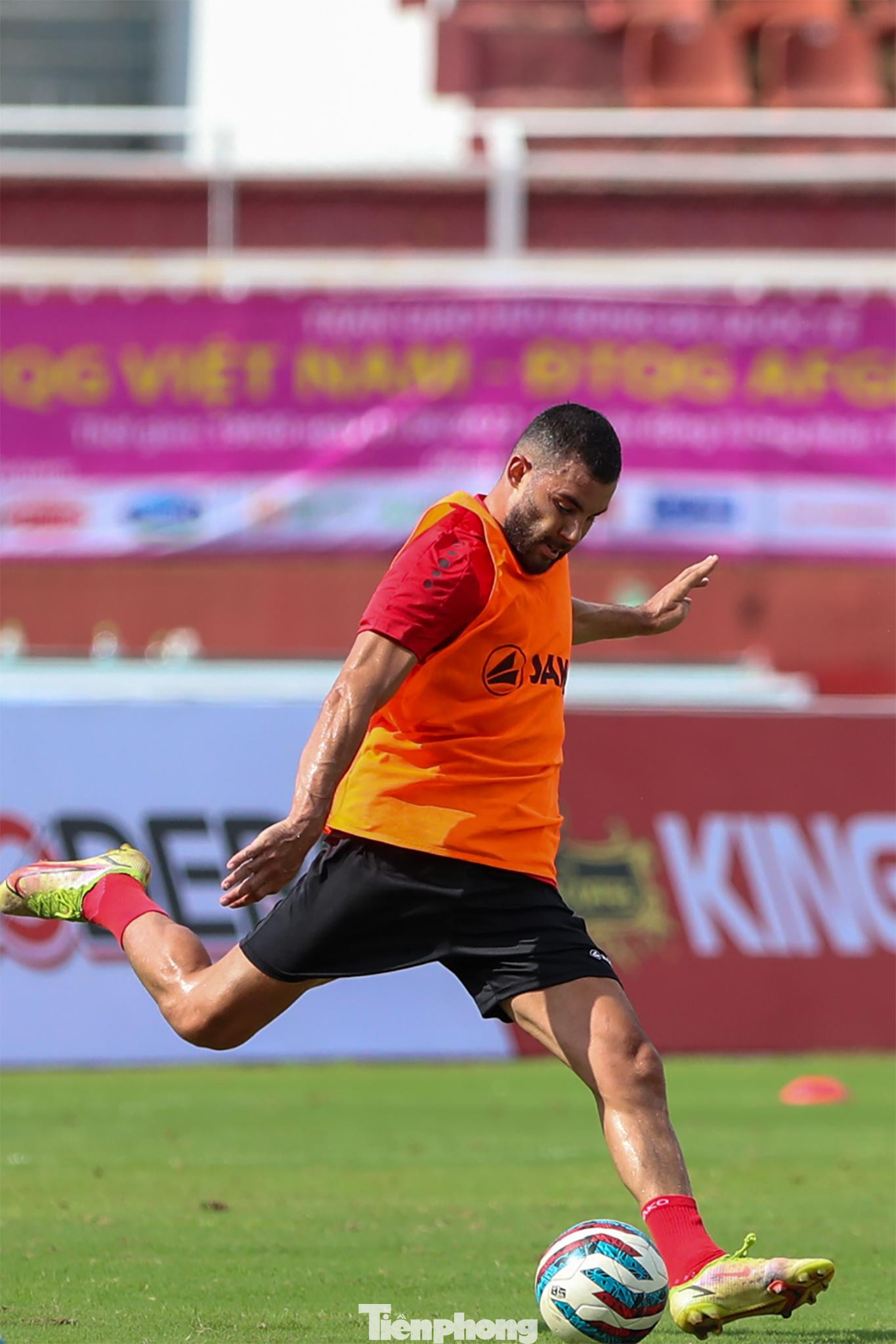 Trong đội hình Afghanistan triệu tập cho trận gặp Việt Nam, 22 cầu thủ thi đấu trên 4 châu lục, từ Á, Âu, Mỹ cho tới Úc. Họ thi đấu cho những CLB ở đẳng cấp cao nhất (NEC Nijmegen tại giải VĐQG Hà Lan) tới thấp nhất (Phnom Penh Crown tại Campuchia).