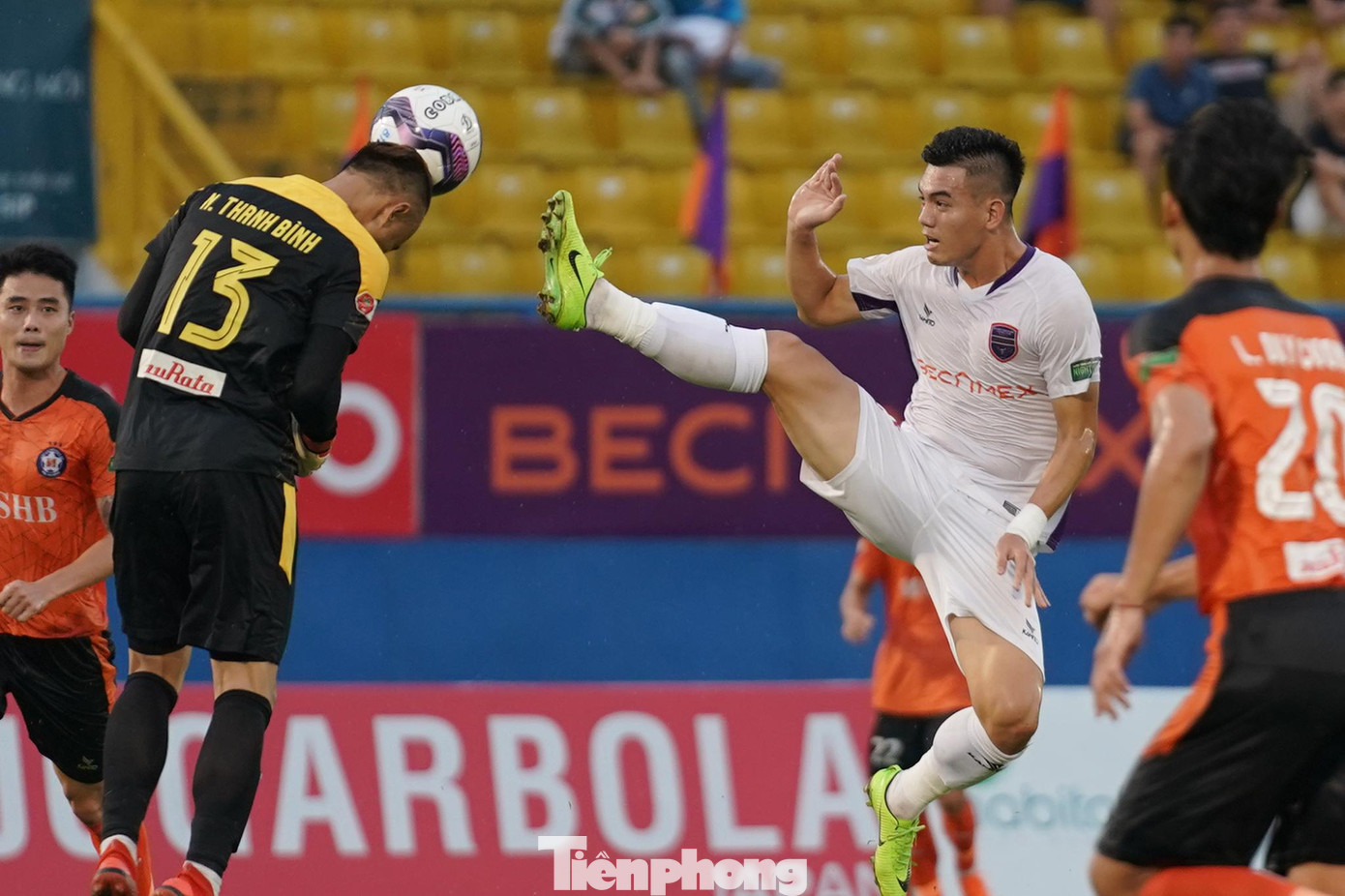Gây cấn nhất ở phút 36, thủ môn Thanh Bình không thể bắt bóng khi đồng đội chủ động chuyền về. Lúc này, Tiến Linh áp sát buộc thủ thành S.Đà Nẵng phá bóng bằng đầu... Gây cấn nhất ở phút 36, thủ môn Thanh Bình không thể bắt bóng khi đồng đội chủ động chuyền về. Lúc này, Tiến Linh áp sát buộc thủ thành S.Đà Nẵng phá bóng bằng đầu...