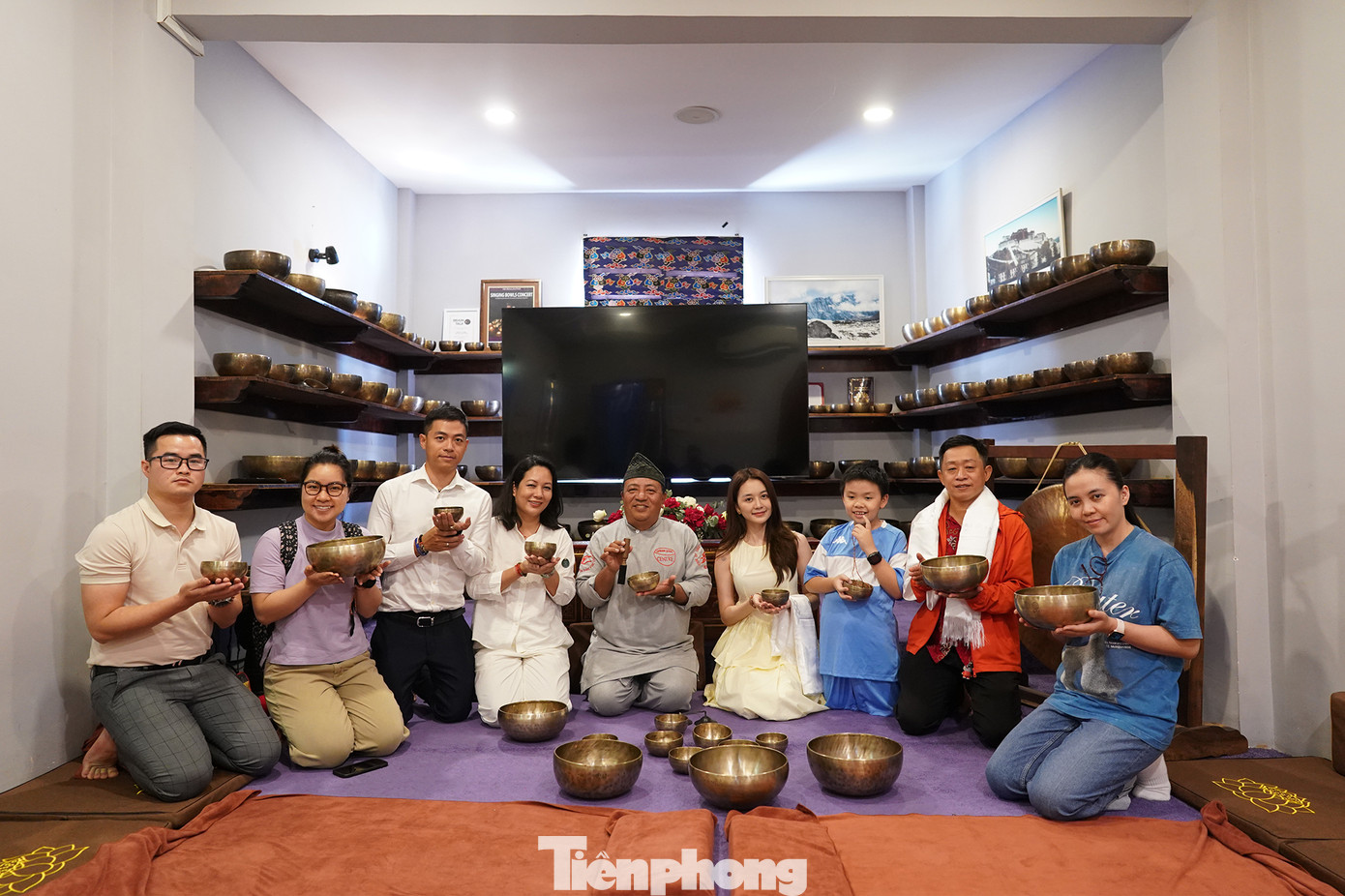 Vào những ngày cuối tuần, những vị khách có sự hiểu biết về âm thanh, nhất là phương pháp trị liệu bằng chuông xoay tìm đến trung tâm Om Himalayas (Quận 3, TPHCM) để được thả mình vào những tầng số êm dịu, giúp tâm trí tĩnh lặng. Trị liệu chuông xoay đơn giản chỉ là cách chữa lành truyền thống, không cần dùng thuốc của người dân vùng Himalaya.