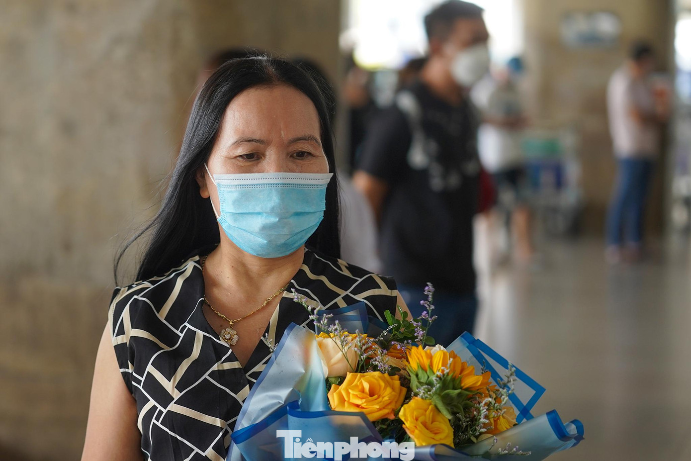 Hai năm trước, bà Nguyễn Thị Hà, ngụ TP Thủ Đức qua nuôi con gái sinh và bị kẹt lại Malaysia luôn cho đến tận bây giờ. “Tôi mong về Việt Nam lắm không muốn xa quê lâu đến thế. Bên đó mọi thứ bị động, con gái không biết lái xe, muốn đi đâu, làm gì phải chờ chồng nó về chở đi. Mình lớn tuổi, lại xa quê, sống như vậy thì khó chịu lắm, chỉ muốn về Việt Nam thôi. Hai năm qua, tôi luôn theo dõi tin tức dịch bệnh ở Việt Nam để mong chờ ngày trở về. Tôi có chết cũng phải chết trên quê hương của mình”, bà Hà xúc động. Hai năm trước, bà Nguyễn Thị Hà, ngụ TP Thủ Đức qua nuôi con gái sinh và bị kẹt lại Malaysia luôn cho đến tận bây giờ. “Tôi mong về Việt Nam lắm không muốn xa quê lâu đến thế. Bên đó mọi thứ bị động, con gái không biết lái xe, muốn đi đâu, làm gì phải chờ chồng nó về chở đi. Mình lớn tuổi, lại xa quê, sống như vậy thì khó chịu lắm, chỉ muốn về Việt Nam thôi. Hai năm qua, tôi luôn theo dõi tin tức dịch bệnh ở Việt Nam để mong chờ ngày trở về. Tôi có chết cũng phải chết trên quê hương của mình”, bà Hà xúc động.