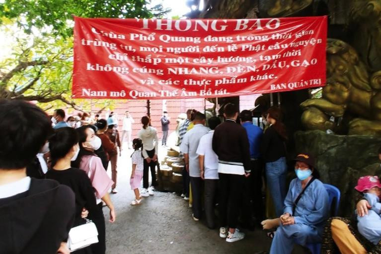 Chùa Phổ Quang treo bảng thông báo về việc đốt nhang tiết kiệm và an toàn. Chùa Phổ Quang treo bảng thông báo về việc đốt nhang tiết kiệm và an toàn.