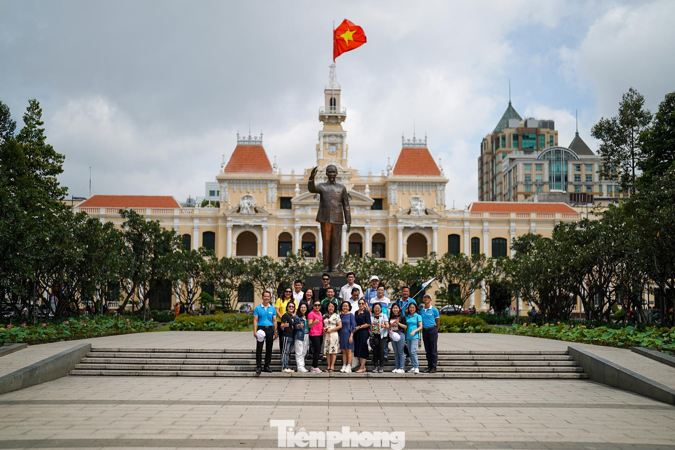 Công trình được thiết kế theo dạng lầu chuông đúc cao - kiểu kiến trúc phổ biến ở miền Bắc nước Pháp. Thiết kế mặt đứng công trình có sự pha trộn của nhiều phong cách kiến trúc châu Âu như bố cục mặt bằng kiểu kiến trúc Phục hưng, trang trí phù điêu kiểu Baroque và Rococo, các cửa sắt kiểu Art Nouveau. Từ năm 1975, toà nhà toạ lạc ở số 86 đường Lê Thánh Tông (phường Bến Nghé, Quận 1), là trụ sở của UBND TP HCM. Công trình này vừa được Bộ Văn hoá Thể thao và Du lịch công nhận là Di tích kiến trúc nghệ thuật cấp Quốc gia.