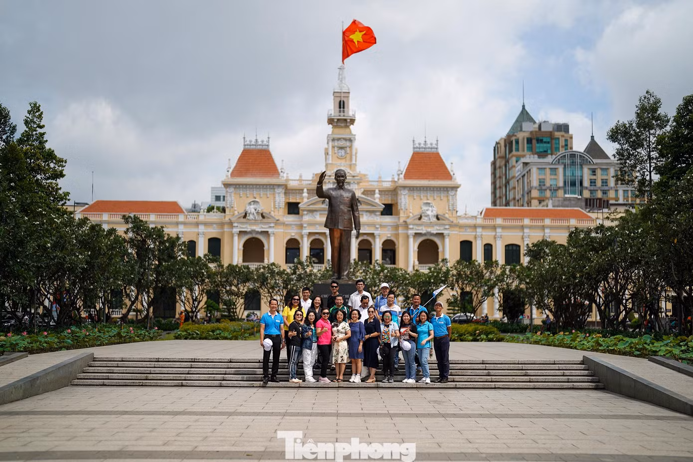 Công trình được thiết kế theo dạng lầu chuông đúc cao - kiểu kiến trúc phổ biến ở miền Bắc nước Pháp. Thiết kế mặt đứng công trình có sự pha trộn của nhiều phong cách kiến trúc châu Âu như bố cục mặt bằng kiểu kiến trúc Phục hưng, trang trí phù điêu kiểu Baroque và Rococo, các cửa sắt kiểu Art Nouveau. Từ năm 1975, toà nhà toạ lạc ở số 86 đường Lê Thánh Tông (phường Bến Nghé, Quận 1), là trụ sở của UBND TP HCM. Công trình này vừa được Bộ Văn hoá Thể thao và Du lịch công nhận là Di tích kiến trúc nghệ thuật cấp Quốc gia.