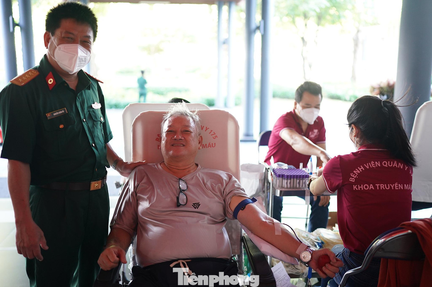 Ông Nguyễn Thái Hiệp (ngụ quận Tân Phú) tham gia hiến máu từ năm 1995. &quot;Đây là lần thứ 78 tôi tham gia hiến máu tình nguyện rồi, còn sức khoẻ, tôi sẽ còn hiến&quot; - ông Hiệp nói.