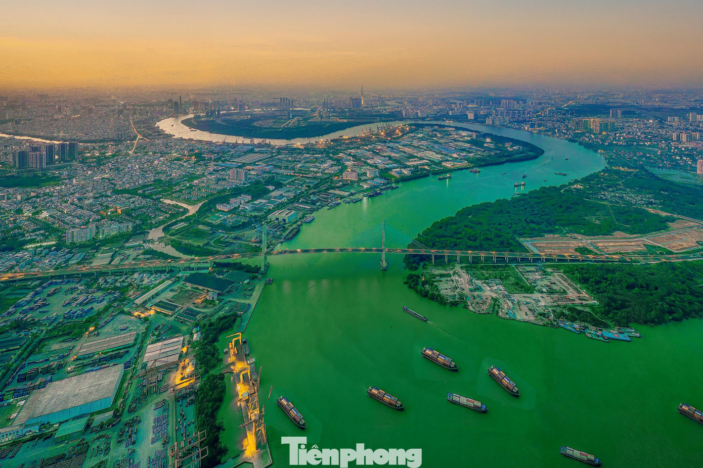 Là cầu dây văng lớn nhất bắc qua sông Sài Gòn, nhìn từ trên cao, cầu Phú Mỹ ẩn chìm trong làn sương mờ ban mai nhìn khá thơ mộng.