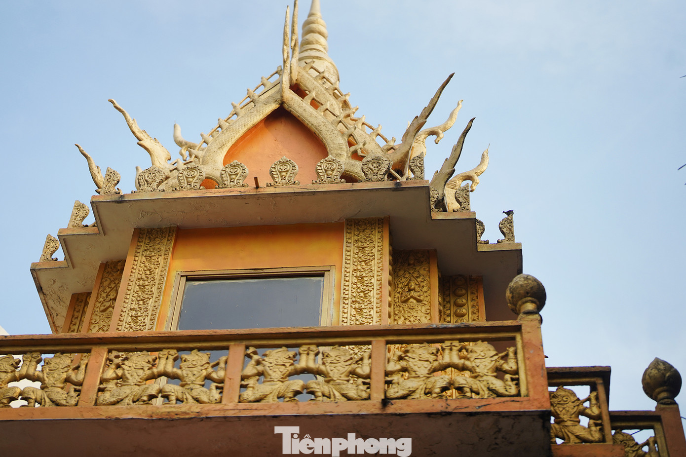 Khu vực tháp nhà vong, hình tượng rắn Naga phủ kín. Khu vực tháp nhà vong, hình tượng rắn Naga phủ kín.