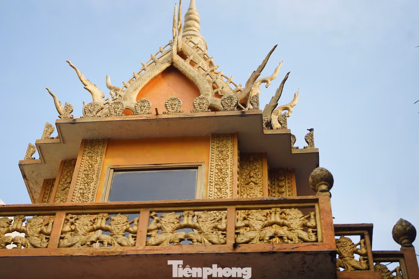 Khu vực tháp nhà vong, hình tượng rắn Naga phủ kín.