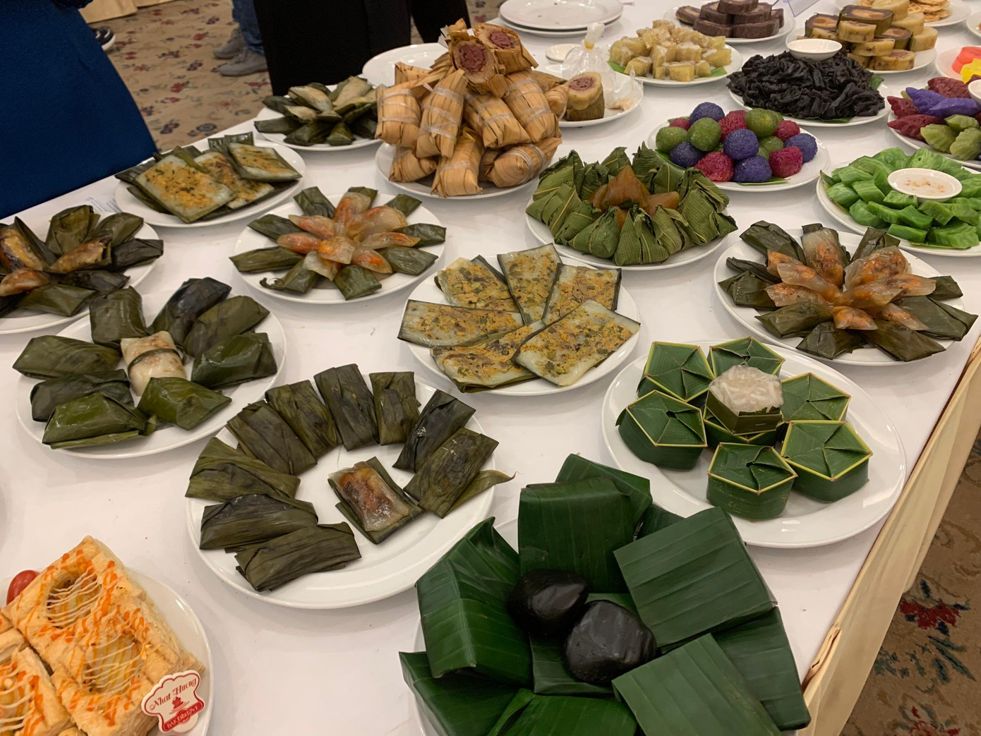 Mâm bánh dân gian Việt Nam trưng bày tại cuộc thi.