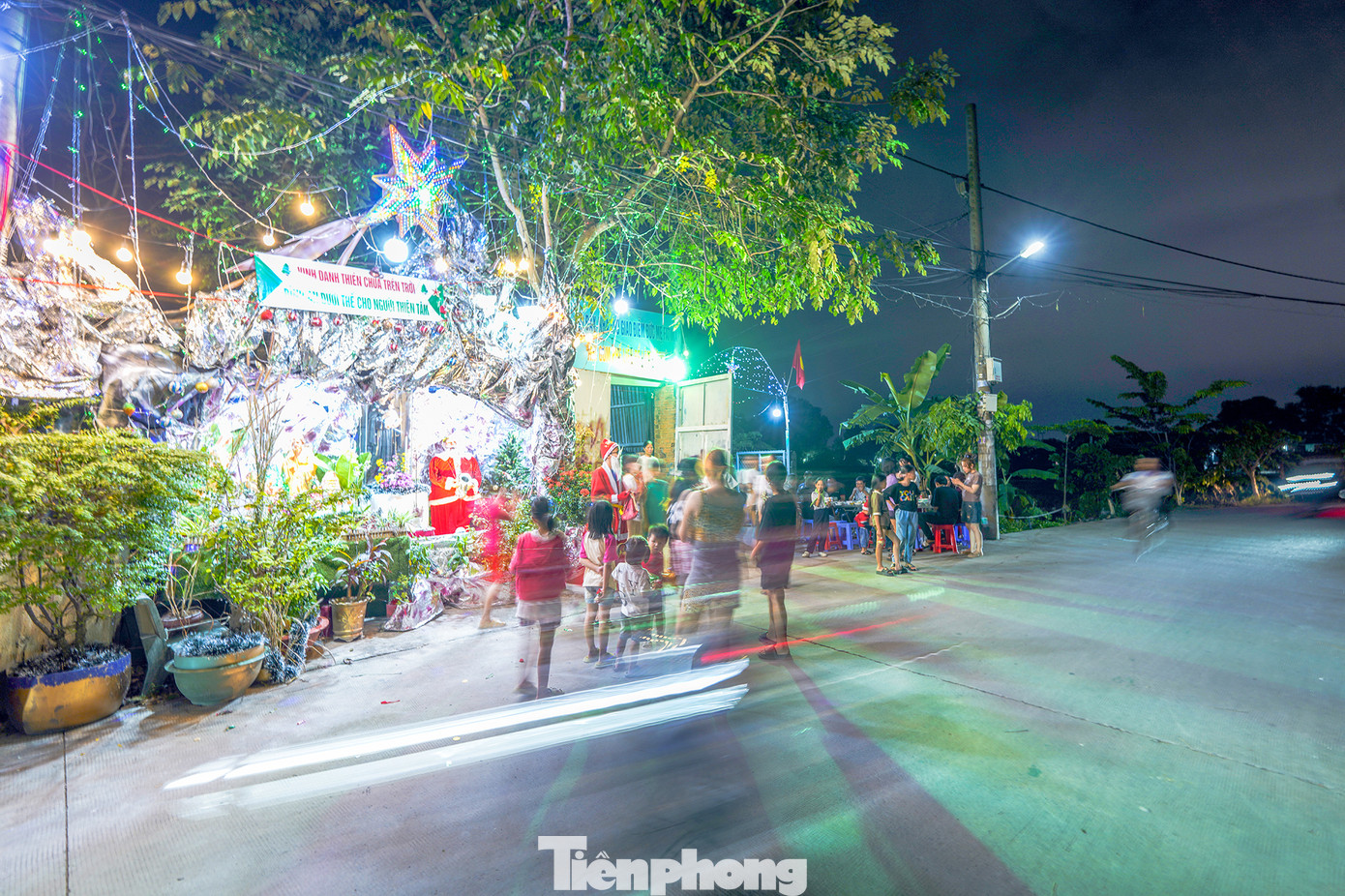 Em Vũ Minh Cường (học sinh lớp 10, trường PTTH Lê Minh Xuân, Bình Chánh) chia sẻ: "Cô em bảo hoá thân thành ông già Noel để phát quà cho các bé, em nhận lời ngay. Chiều đến giờ phát hơn trăm túi kẹo, mấy cô chú ai cũng hỏi ông già Noel... mấy tuổi rồi, sao bụng không to". Em Vũ Minh Cường (học sinh lớp 10, trường PTTH Lê Minh Xuân, Bình Chánh) chia sẻ: "Cô em bảo hoá thân thành ông già Noel để phát quà cho các bé, em nhận lời ngay. Chiều đến giờ phát hơn trăm túi kẹo, mấy cô chú ai cũng hỏi ông già Noel... mấy tuổi rồi, sao bụng không to".