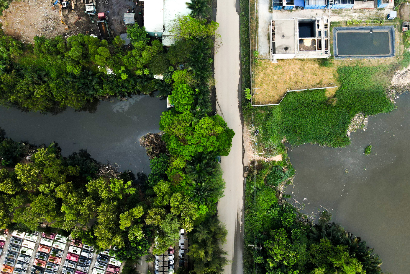 Còn đây là hình ảnh phóng viên ghi nhận hiện trạng nước trên con rạch. Nước có hai màu khác nhau ở hai bên cống vào ngày 6/12.