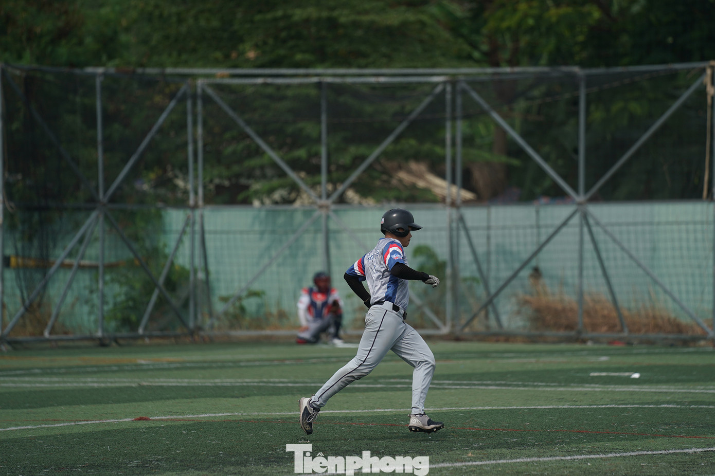 Trong trường hợp cầu thủ đánh bóng có thể thực hiện thành công cú đánh, bóng được xem là đã “vào cuộc”. Lúc này, người đánh bóng sẽ phải bỏ gậy và chạy ngay về phía các gôn. Trong khi đó, 8 thành viên của đội phòng ngự sẽ cố gắng bắt bóng trước khi bóng chạm đất hoặc cố gắng giành lấy bóng và chạm vào cơ thể của người đánh bóng trước khi họ đến được gôn.