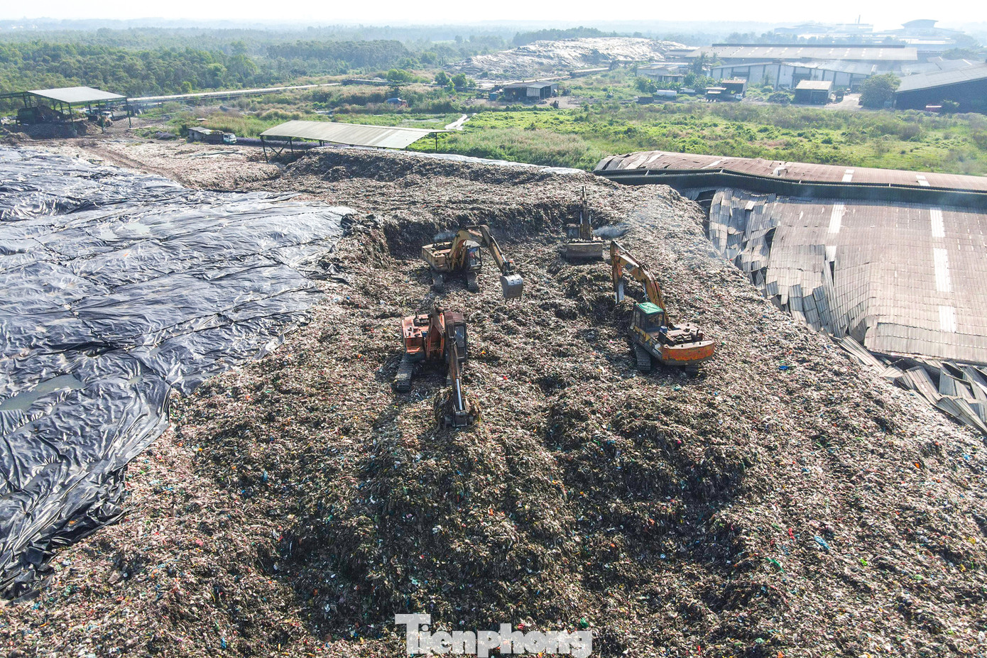 Núi rác thuộc phạm vi công ty Vietstar. Núi rác thuộc phạm vi công ty Vietstar.