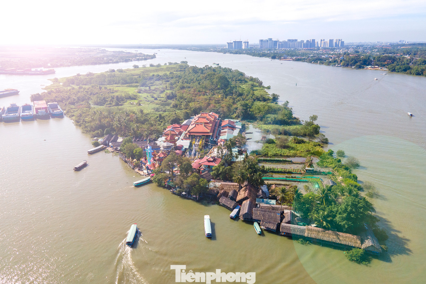 Chùa được xây dựng vào năm 1965, thuộc hệ phái Phật giáo Bắc Tông. Khi ấy, chùa chỉ là nhà mái tranh vách đất, các hạng mục như hiện nay chủ yếu được xây dựng, trùng tu từ năm 2009 trên diện tích rộng 1,5 ha.