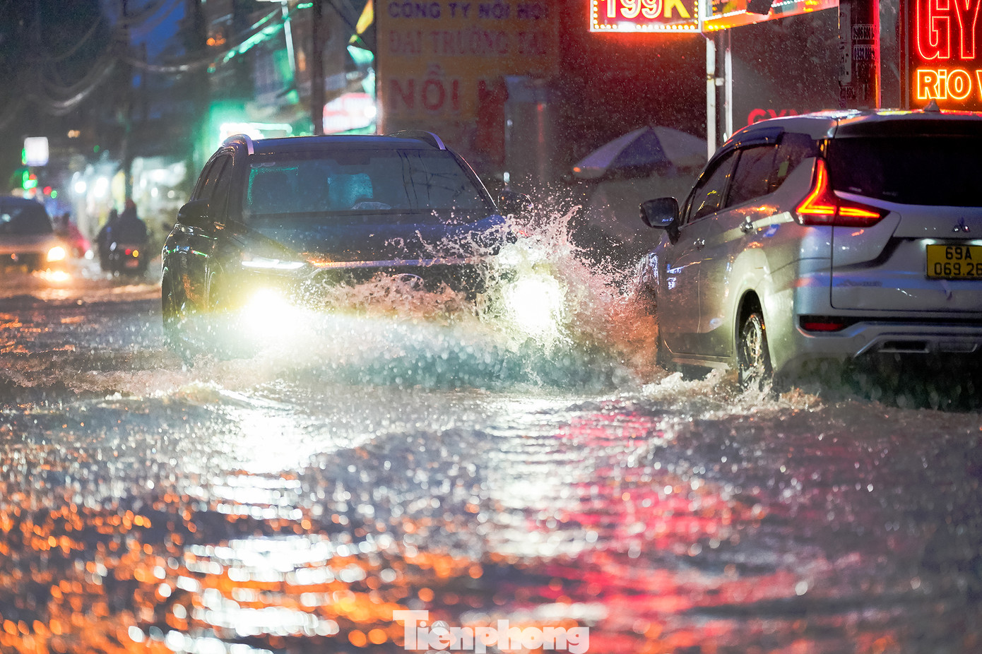Cơn mưa lớn khiến lượng nước dâng lên nhanh chóng. Ghi nhận thực tế, nếu ô tô di chuyển nhanh tạo sóng thì người đi xe máy rất khó di chuyển.