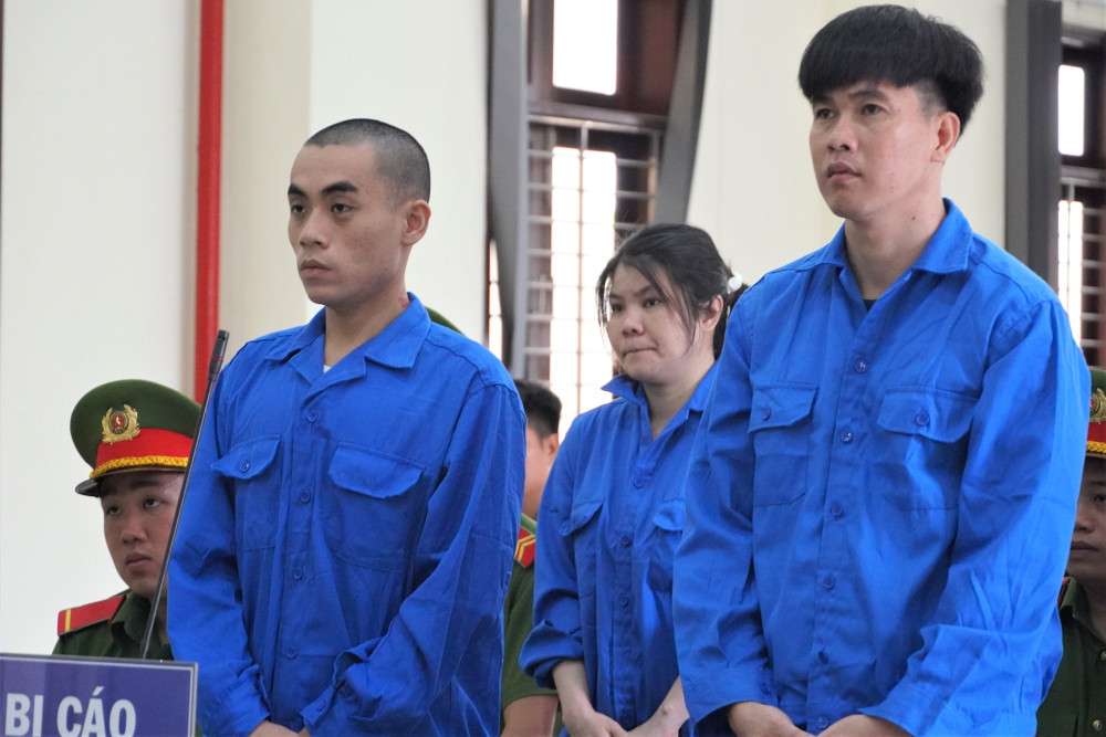 Các bị cáo nghe tuyên án.