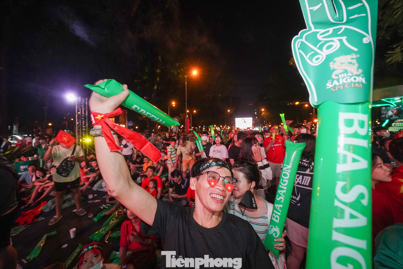 Từ TPHCM, người hâm mộ cuồng nhiệt truyền lửa cho đội tuyển.