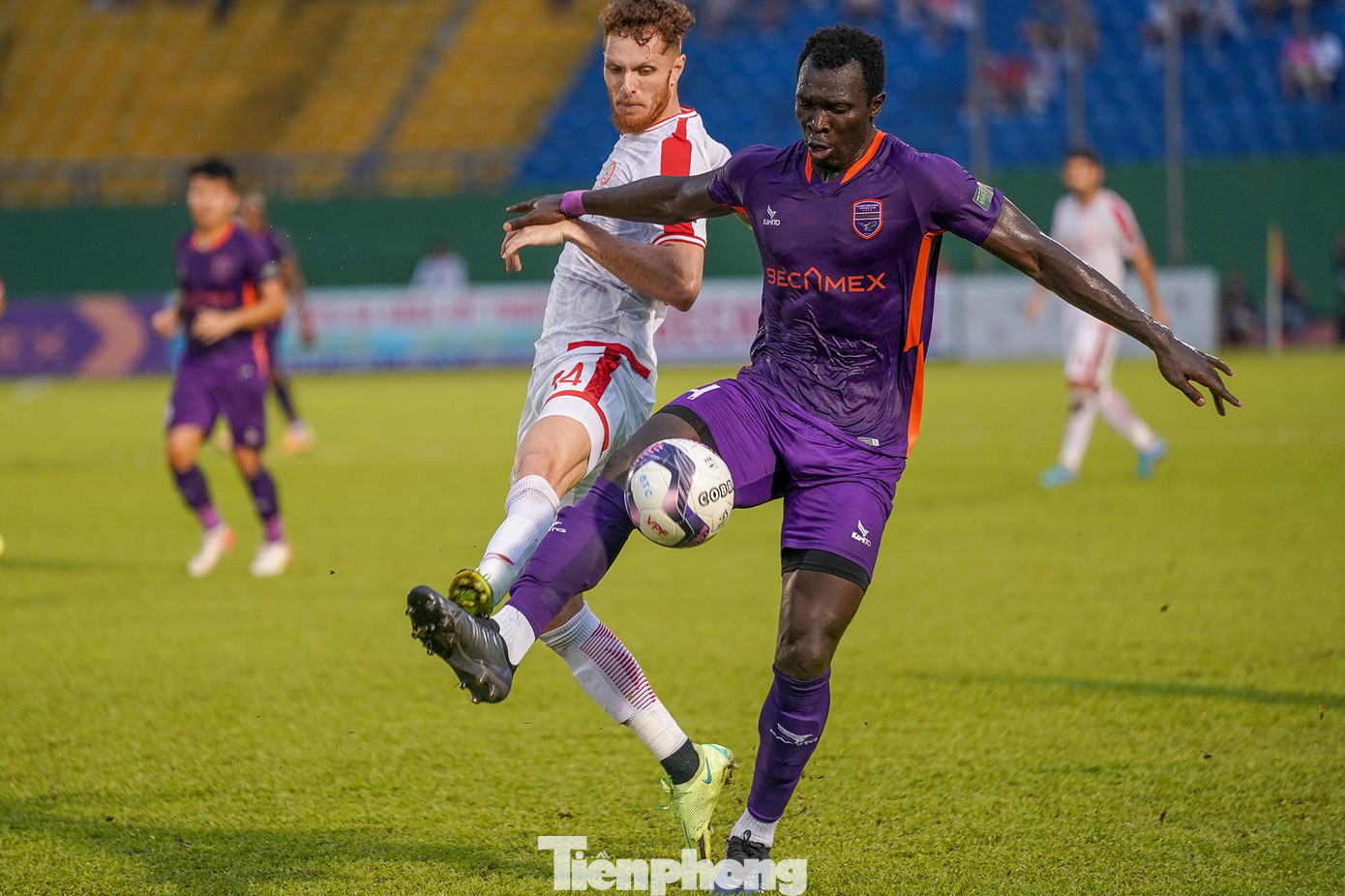 Chủ nhà B.Bình Dương đang rất cần chiến thắng khi họ vừa thua 2 trận liên tiếp trước Hà Nội và Bình Định. Chủ nhà B.Bình Dương đang rất cần chiến thắng khi họ vừa thua 2 trận liên tiếp trước Hà Nội và Bình Định.