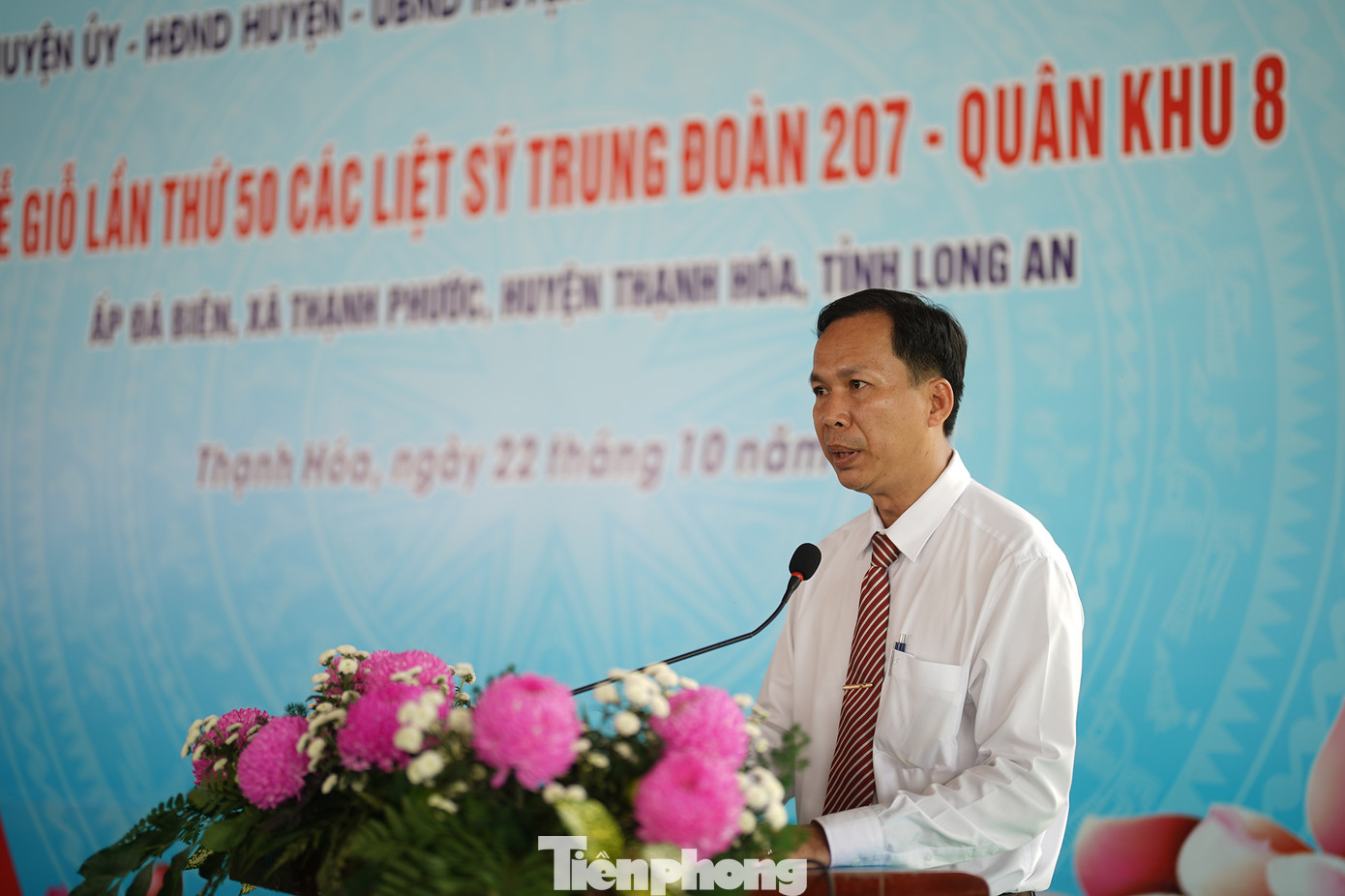 Ông Phạm Tùng Chinh, Chủ tịch UBND huyện Thạnh Hoá (Long An) đã ôn lại truyền thống, lịch sử đấu tranh và sự hy sinh anh dũng của các chiến sĩ Trung đoàn 207.