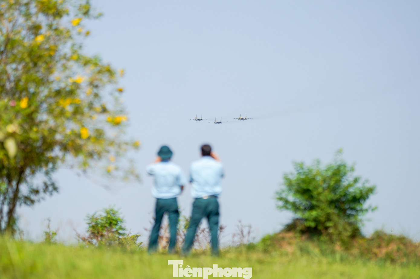 Sau đó tập các động tác tách đội, chao lượn trên bầu trời, bay thấp qua khu vực khán đài giả định.