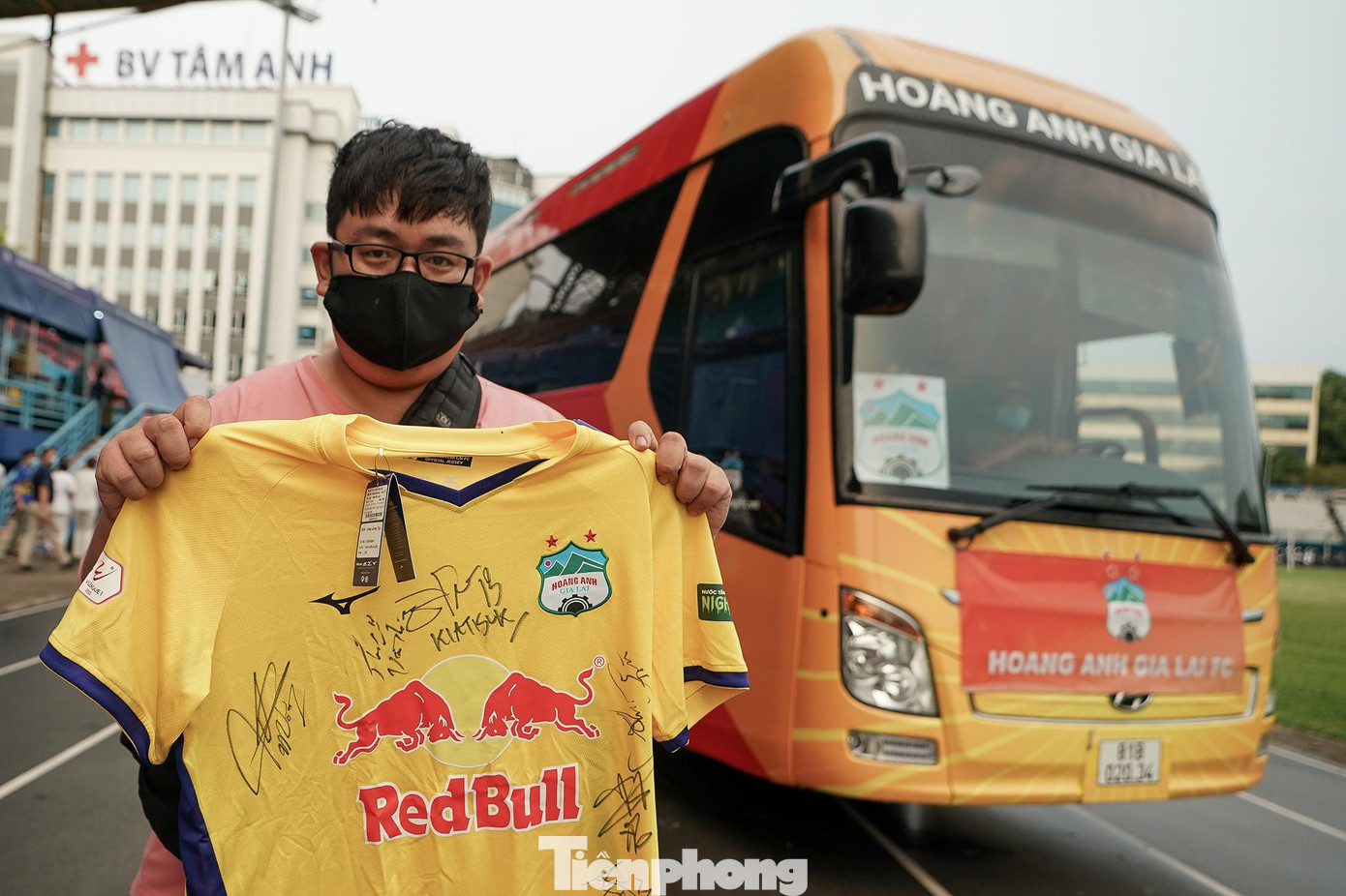 Một fan hâm mộ với &quot;chiến lợi phẩm&quot; là chiếc áo có nhiều chữ ký của thần tượng. Sau khi HAGL có mặt tại TPHCM, rất nhiều NHM đã lên kế hoạch để gặp thần tượng của mình. Bất chấp việc trời mưa rất to nhưng NHM vẫn nén lại đến cuối buổi tập để xin chữ kí, chụp ảnh cùng các cầu thủ HAGL. Với sức hút của Công Phượng, Xuân Trường, Văn Toàn,...luôn được fan hâm mộ yêu thích và săn đón mọi nơi. Đáp lại tình cảm của NHM, các cầu thủ đội bóng Phố núi luôn nhiệt tình, vui vẻ, thân thiện với NHM.