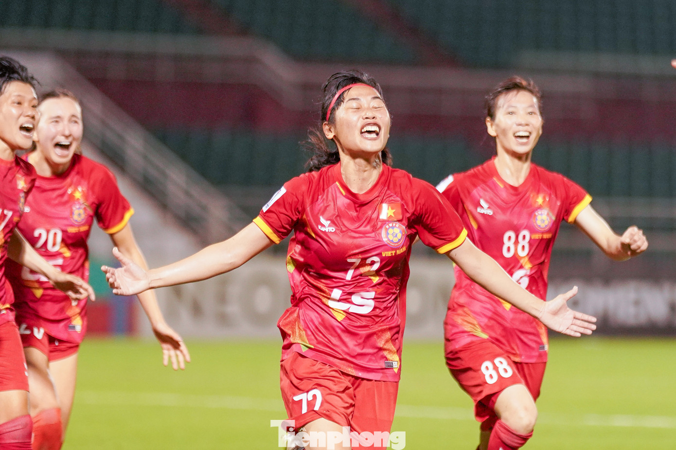 Phút 77, cầu thủ Bảo Châu (72) rút ngắn tỷ số còn 3-4. Cuộc rượt đuổi tỷ số khá gay cấn. Phút 83, Hồng Nhung gỡ hoà cho TPHCM.