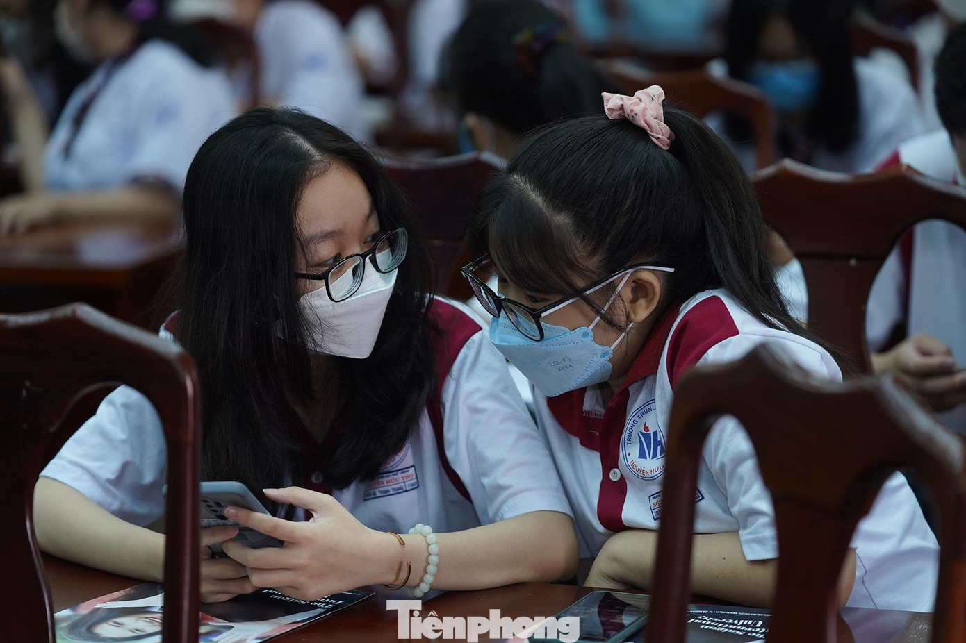 Tiến sĩ tâm lý Đào Lê Hòa An cho rằng, phương thức dạy học trực tuyến chỉ tốt khi chúng ta có sự chuẩn bị những điều kiện đặc thù cho nó. Hiện nay, ở nhiều địa phương, hiệu quả học trực tuyến thấp, ảnh hưởng nhất định tới kết quả học tập của học sinh và chất lượng giáo dục. Do khó quản lý hoạt động học trực tuyến, học sinh dễ bị sa vào những trang tin giả hoặc lừa đảo trên mạng.