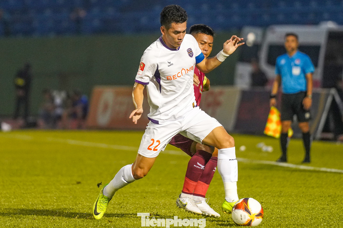 Bàn thua sớm khiến thầy trò HLV Lê Huỳnh Đức "tỉnh giấc", buộc họ phải đẩy nhanh trận đấu để tìm bàn gỡ hoà.