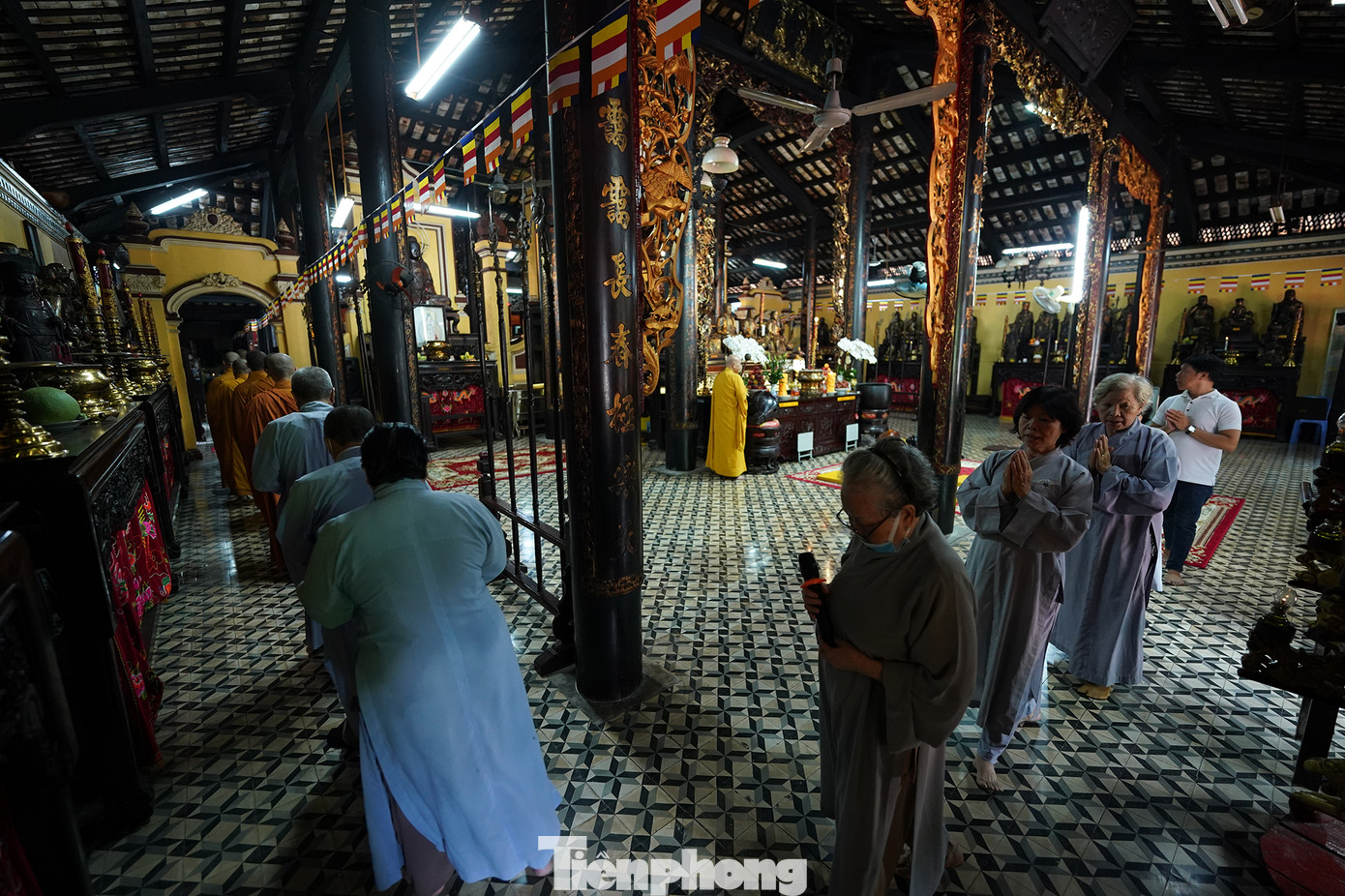 Hai bên tả hữu chánh điện là hành lang bao bọc kiến trúc gian này gần như vuông, chia làm năm gian, kết cấu sườn mái kiểu tứ tượng và tỏa ra thành tám phần mái dạng bát quái.