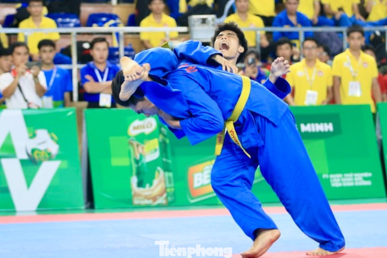 Huỳnh Dương Khả Doanh giành HCV Long hổ quyền