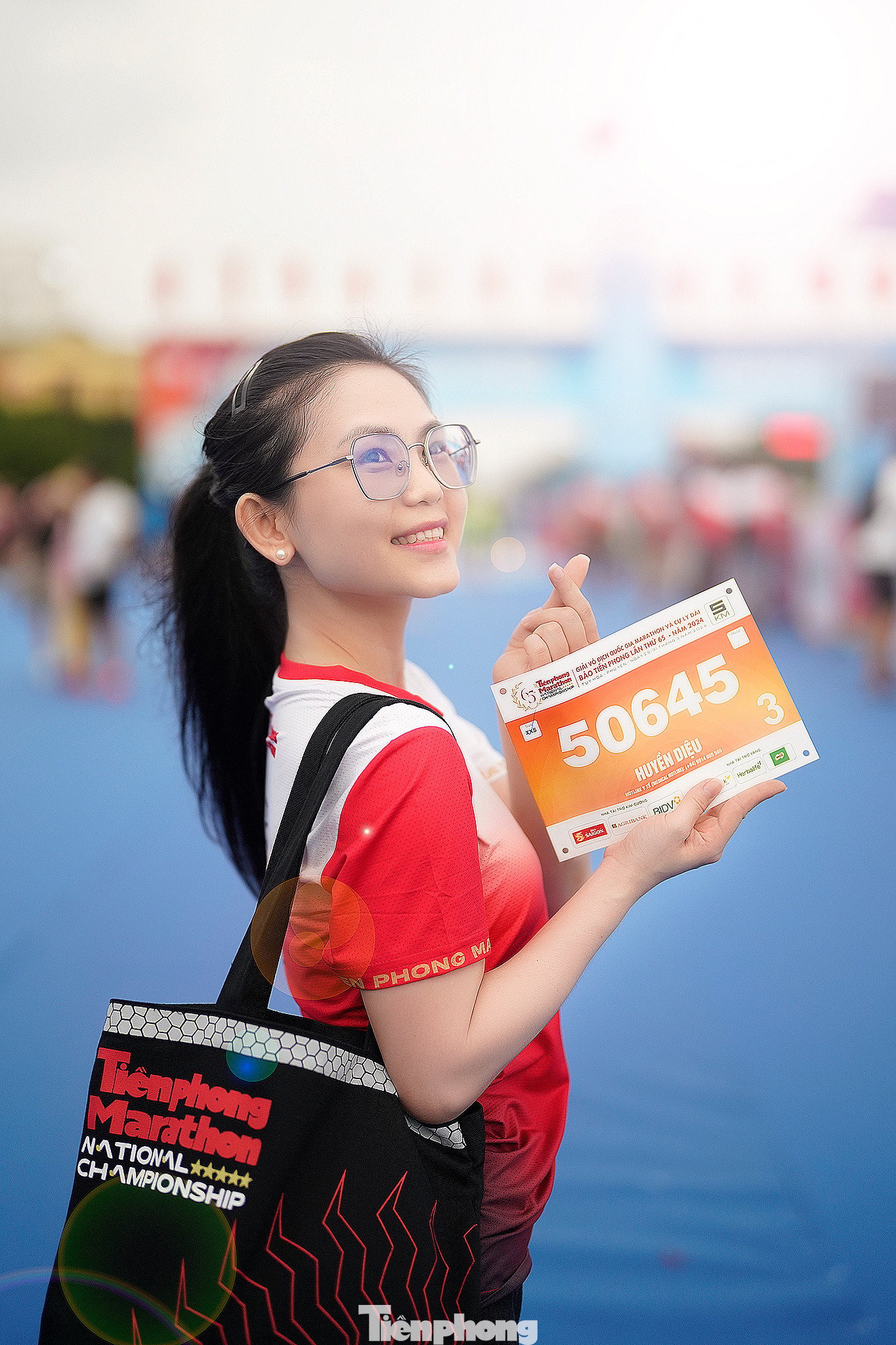 Runner Huyền Diệu - Phó Bí thư Huyện Đoàn Tây Hoà (Phú Yên) muốn trải nghiệm cảnh sắc quê hương qua bước chạy marathon. Bạn Diệu đăng ký cự ly 5km để chạy "phong trào".