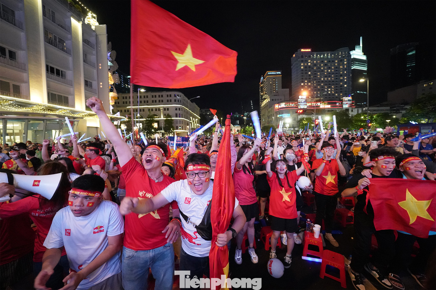 Khi người hâm mộ còn chưa ổn định chỗ ngồi, ngôi sao của Bình Dương, tiền đạo Tiến Linh đã có bàn mở tỷ số phút thứ 3. Đội trưởng Đỗ Hùng Dũng tung đường chuyền dài từ cánh phải bên phần sân nhà, Tiến Linh phá bẫy việt vị tì người rồi sút tung lưới Nadeo. Khi người hâm mộ còn chưa ổn định chỗ ngồi, ngôi sao của Bình Dương, tiền đạo Tiến Linh đã có bàn mở tỷ số phút thứ 3. Đội trưởng Đỗ Hùng Dũng tung đường chuyền dài từ cánh phải bên phần sân nhà, Tiến Linh phá bẫy việt vị tì người rồi sút tung lưới Nadeo.