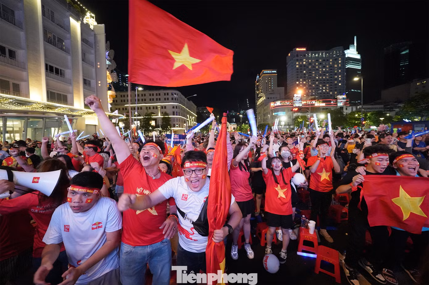 Khi người hâm mộ còn chưa ổn định chỗ ngồi, ngôi sao của Bình Dương, tiền đạo Tiến Linh đã có bàn mở tỷ số phút thứ 3. Đội trưởng Đỗ Hùng Dũng tung đường chuyền dài từ cánh phải bên phần sân nhà, Tiến Linh phá bẫy việt vị tì người rồi sút tung lưới Nadeo.