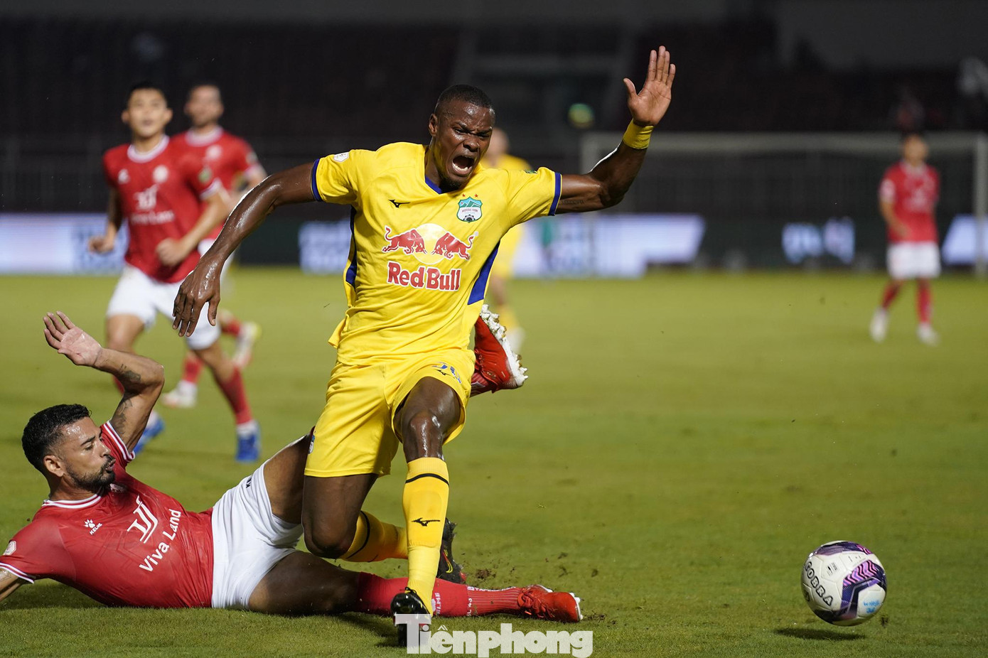 HAGL vẫn kiểm soát bóng nhiều hơn đối thủ. Tuy nhiên, HAGL không còn tấn công dồn dập. Trong những pha triển khai tấn công, Brandao hay Văn Toàn thiếu sự hỗ trợ từ các tiền vệ cộng với lối chơi áp sát tầm cao khiến nhiều pha tấn công của HAGL không sắc nét. HAGL vẫn kiểm soát bóng nhiều hơn đối thủ. Tuy nhiên, HAGL không còn tấn công dồn dập. Trong những pha triển khai tấn công, Brandao hay Văn Toàn thiếu sự hỗ trợ từ các tiền vệ cộng với lối chơi áp sát tầm cao khiến nhiều pha tấn công của HAGL không sắc nét.